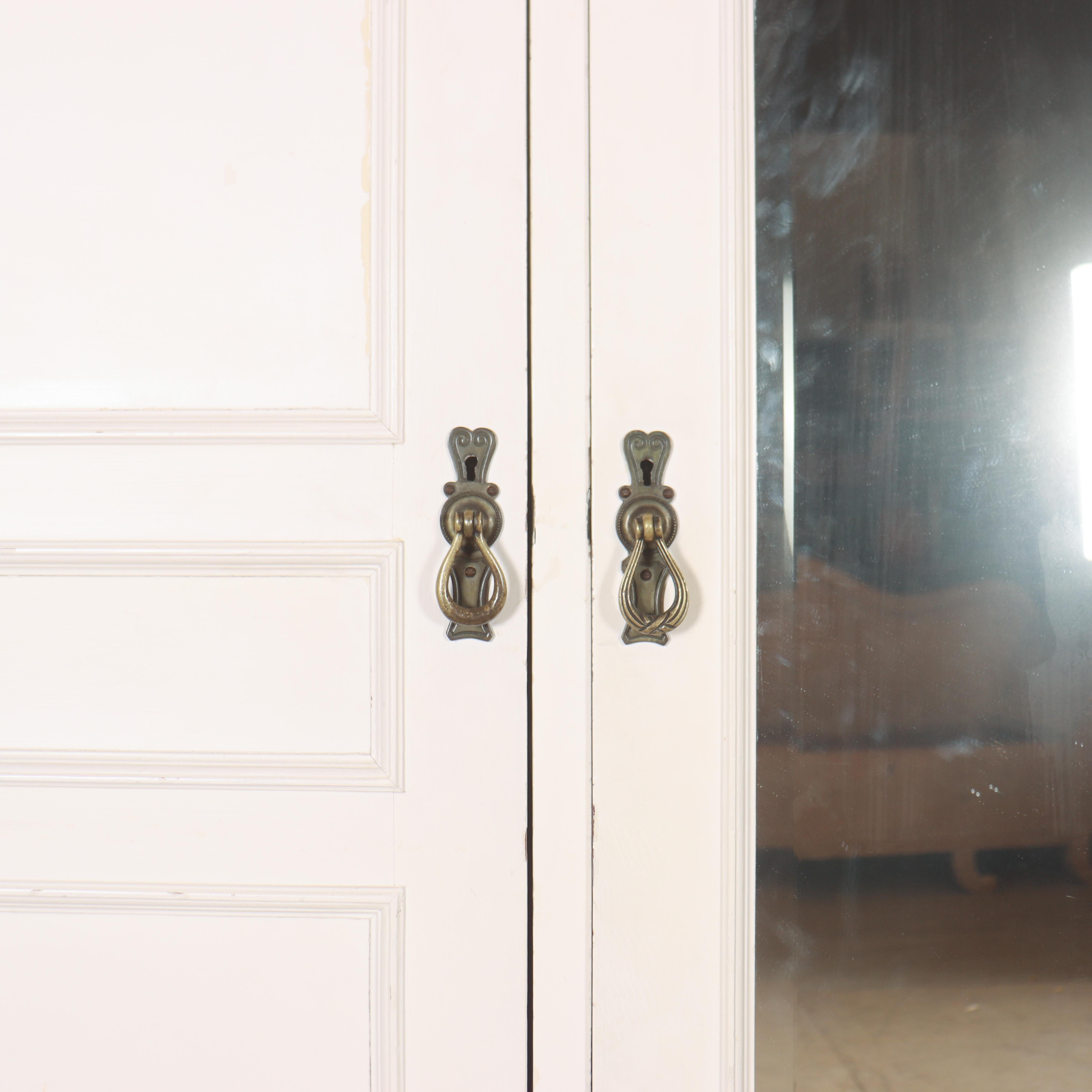 Peint Grande armoire de campagne du 19e siècle en vente