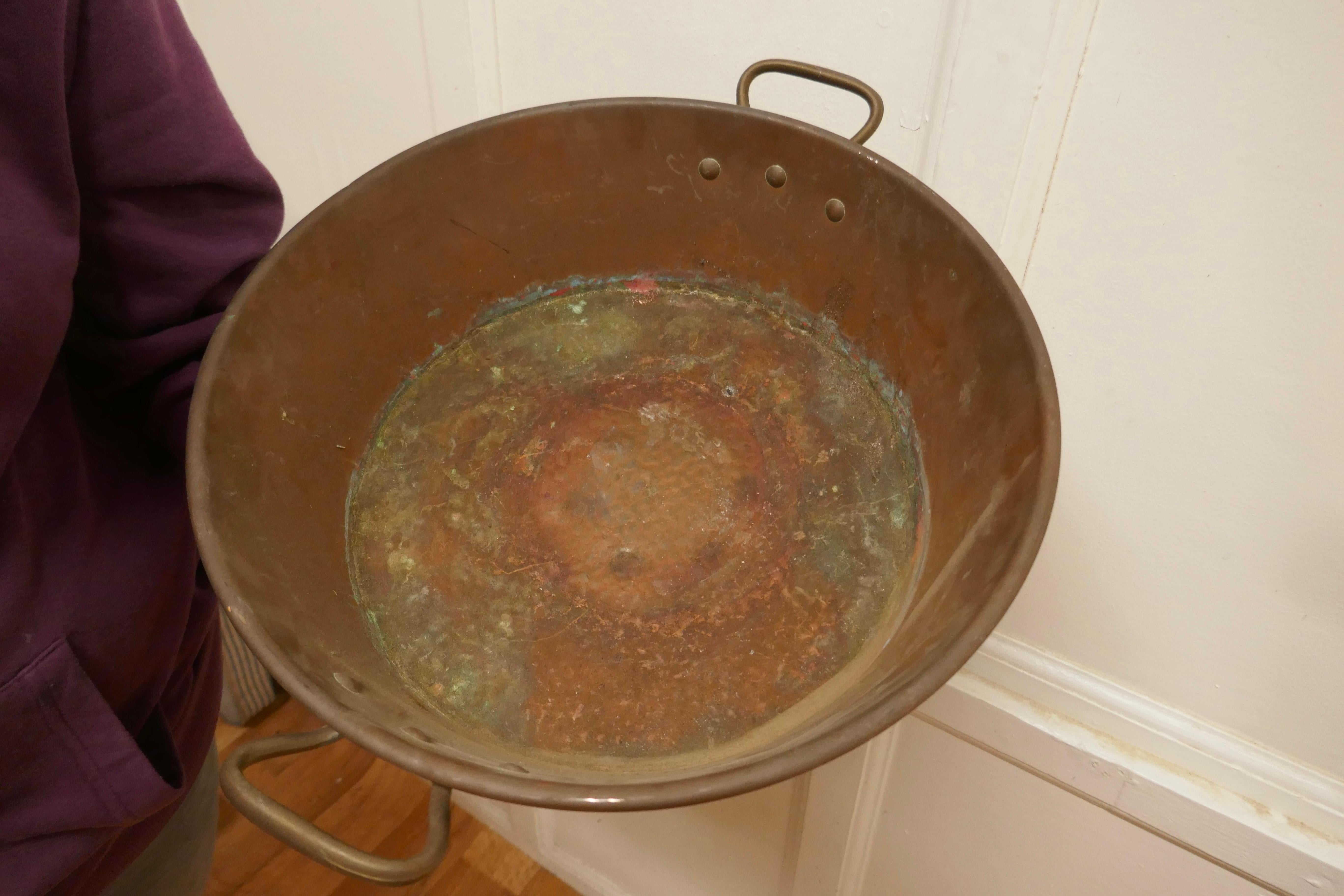 Large 19th Century Double Handled Beaten Copper Pan In Good Condition For Sale In Chillerton, Isle of Wight