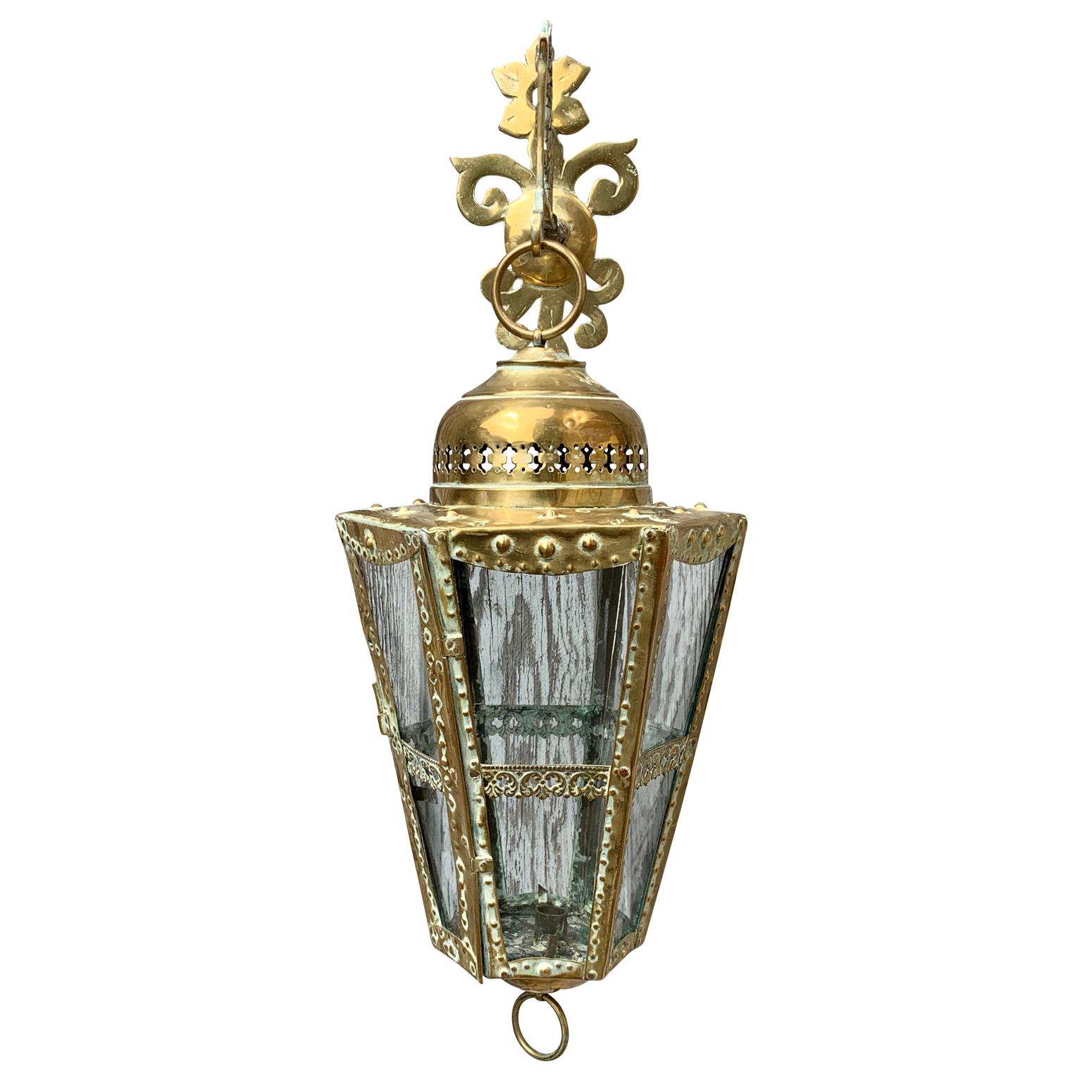 Wall mounted brass lantern, The Netherlands circa 1880.
An end of 19th century Dutch lantern for one candle in brass and old glass with original hanging part with the shape of a lion.
