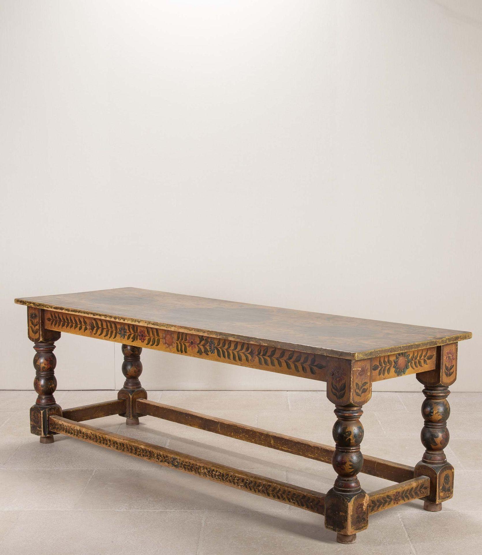 Grande table en pin peint hollandais du 19ème siècle.
Magnifiquement décorée de fleurs, de volutes et de feuilles. La couleur de base est un jaune riche qui laisse apparaître le grain du bois. 