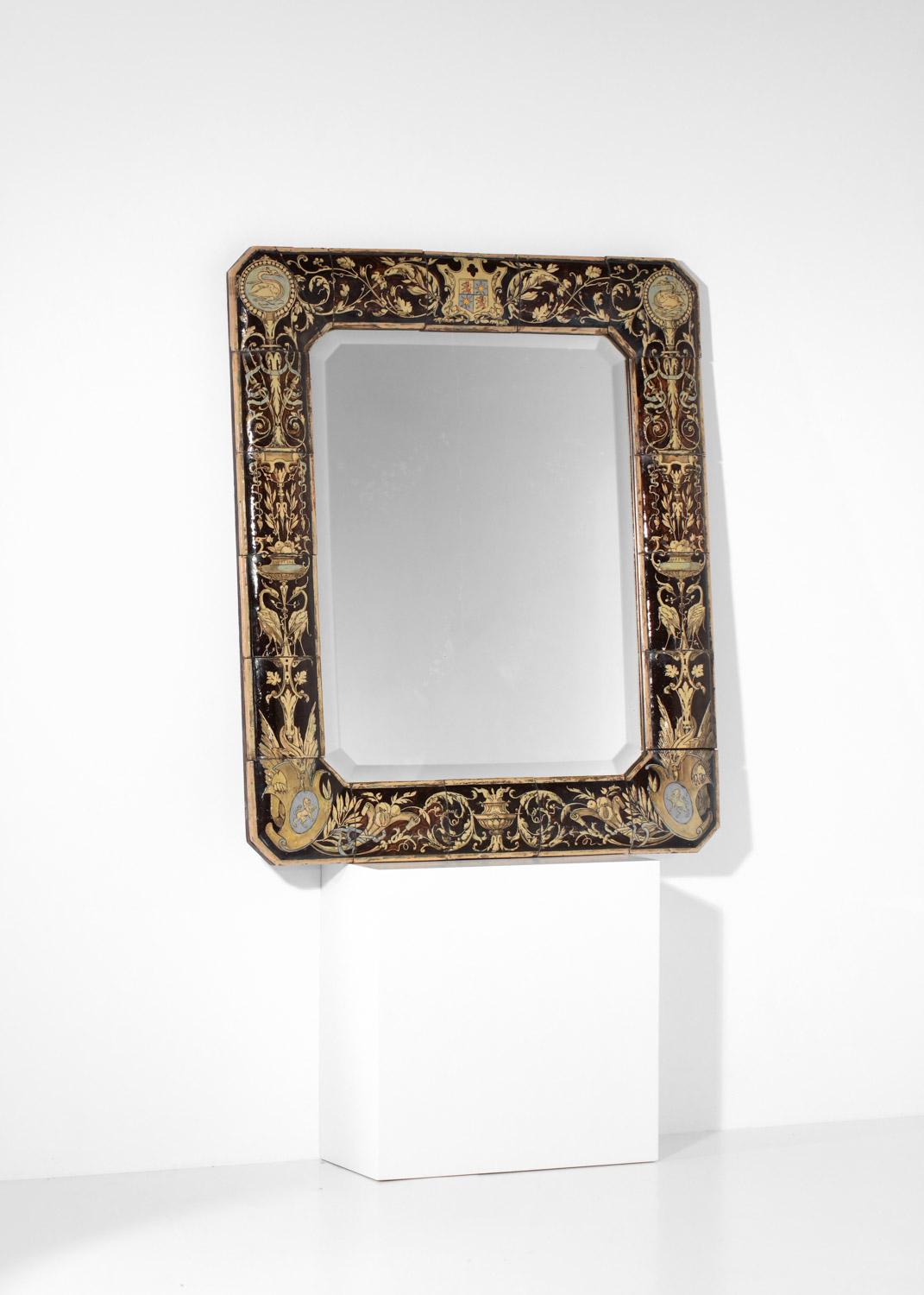 Grand miroir en faïence du 19e siècle. Un travail exceptionnel pour cette pièce unique. Belle décoration tout autour du miroir. Très bel état vintage, avec des traces d'âge et d'utilisation, et un carreau cassé dans le coin. 