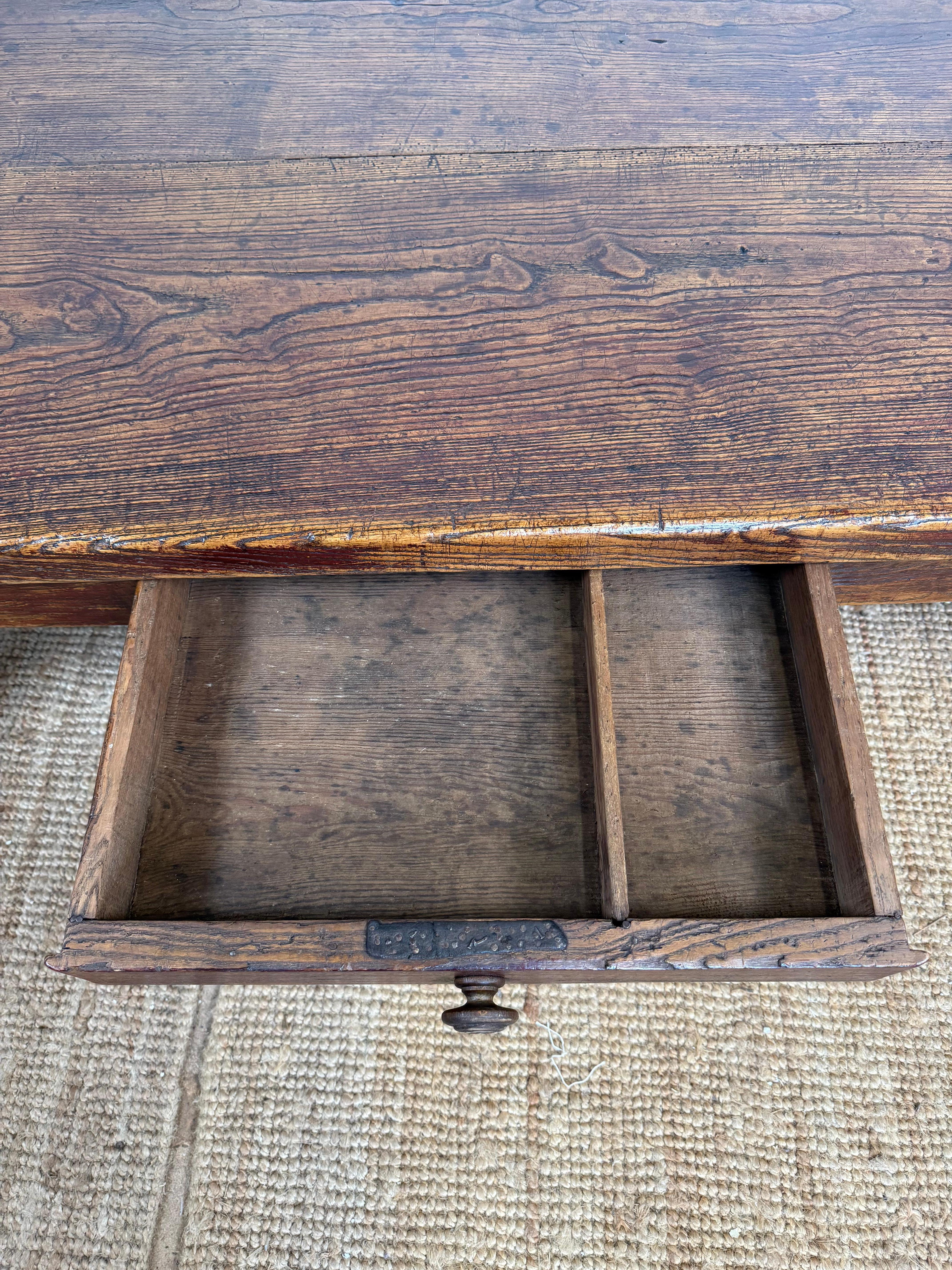 Grande table basse en orme du 19e siècle en vente 4