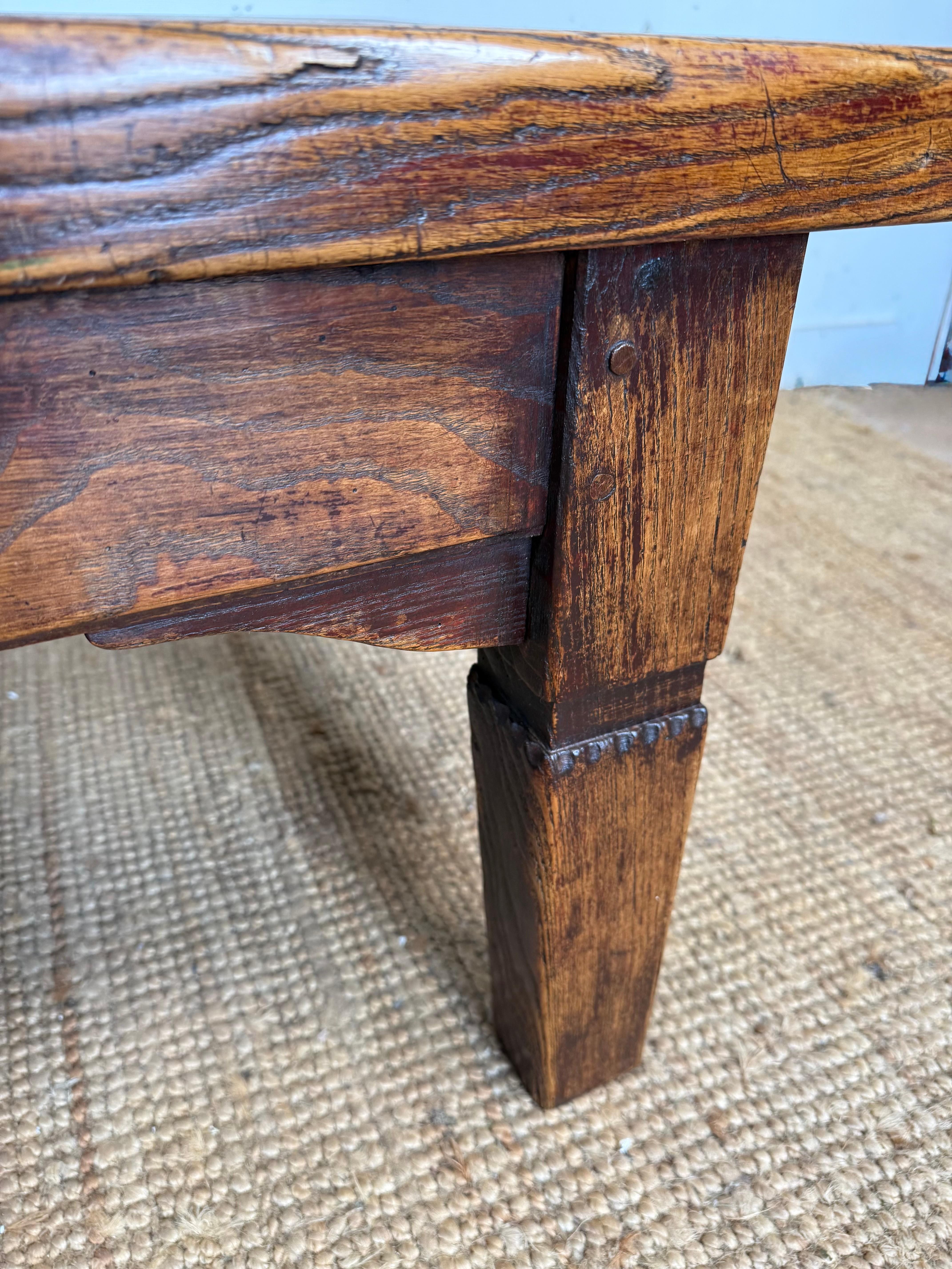 Grande table basse en orme du 19e siècle en vente 5