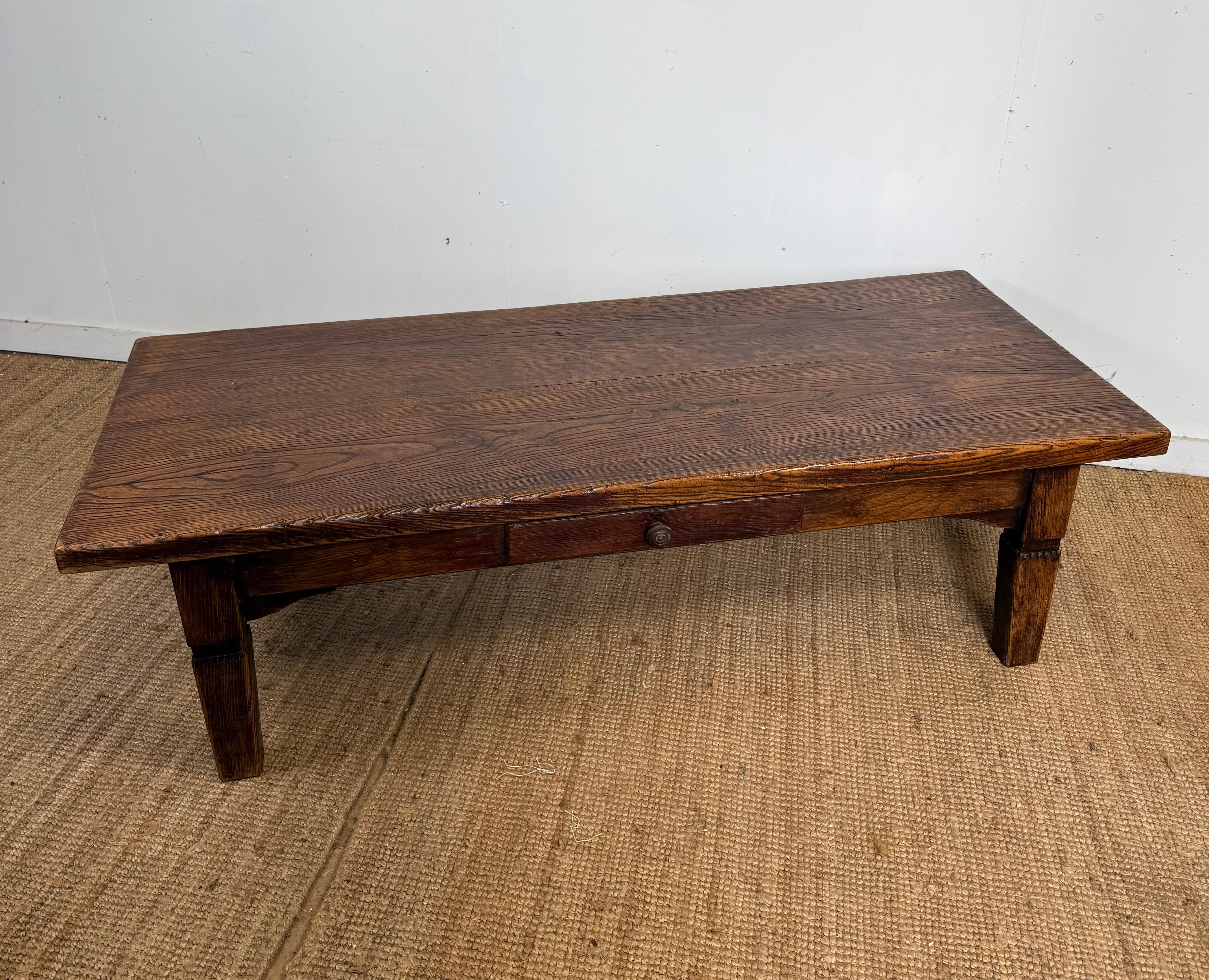 Grande table basse en orme du 19e siècle en vente 6
