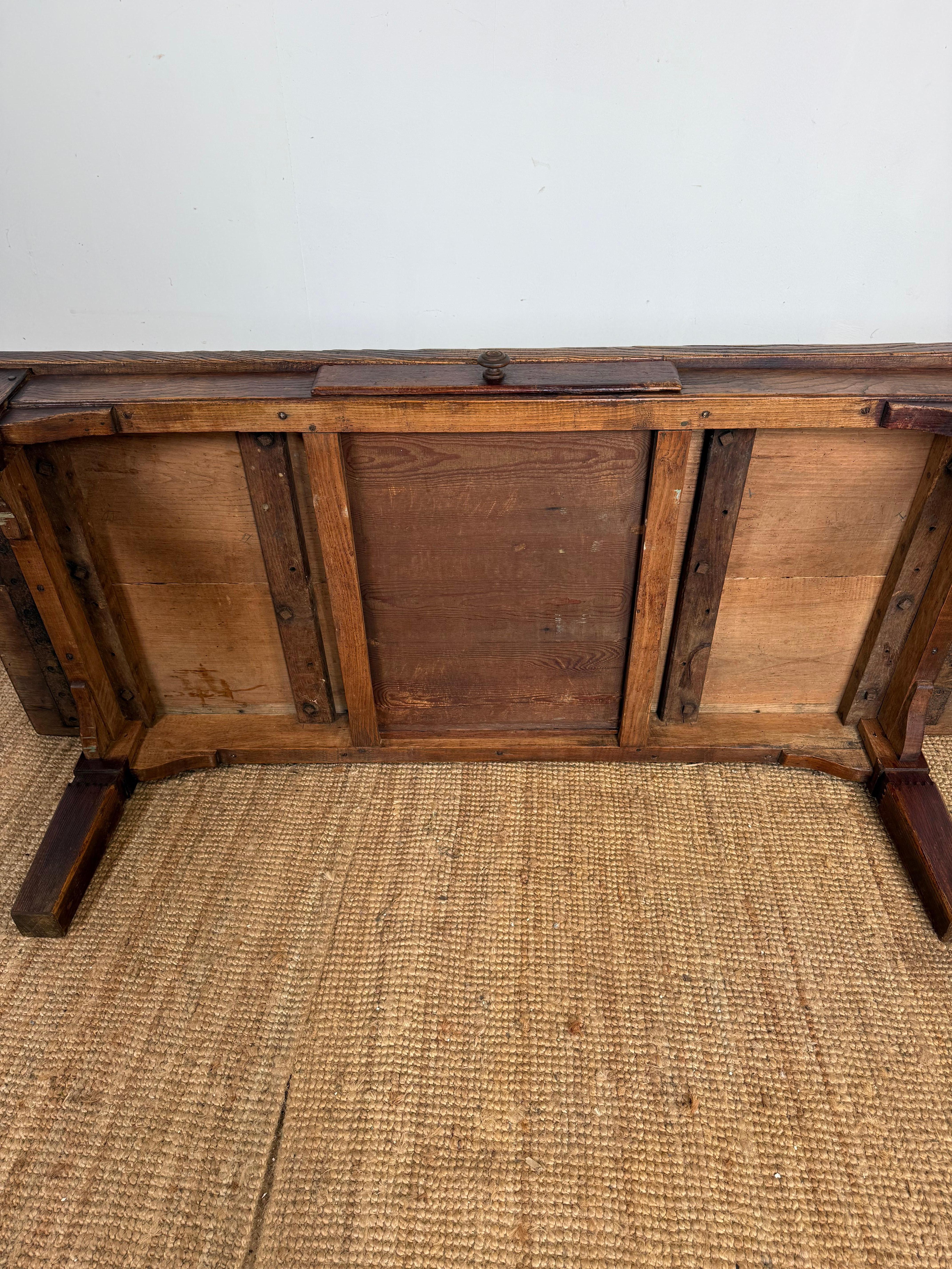 Grande table basse en orme du 19e siècle en vente 7