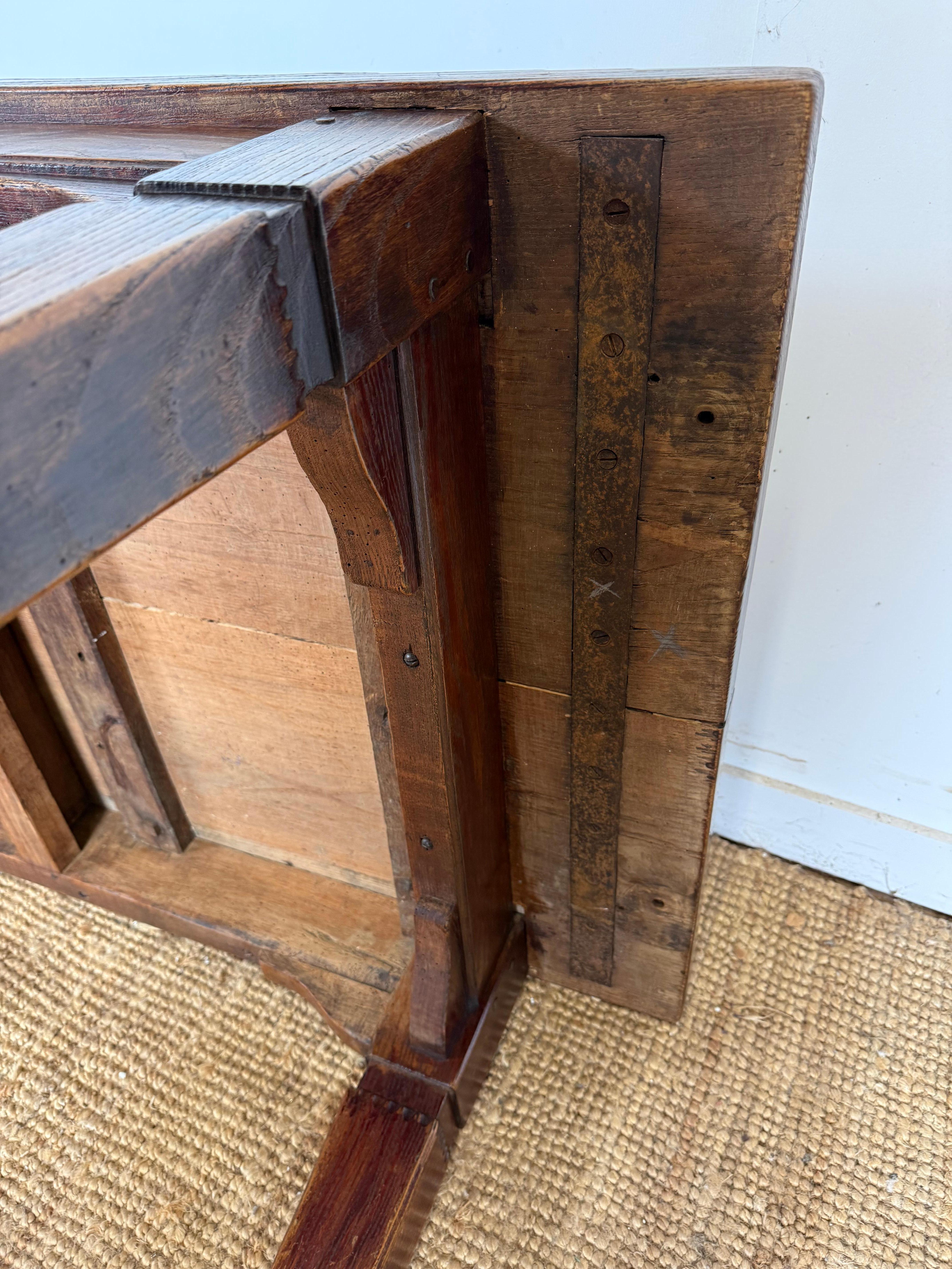 Grande table basse en orme du 19e siècle en vente 8