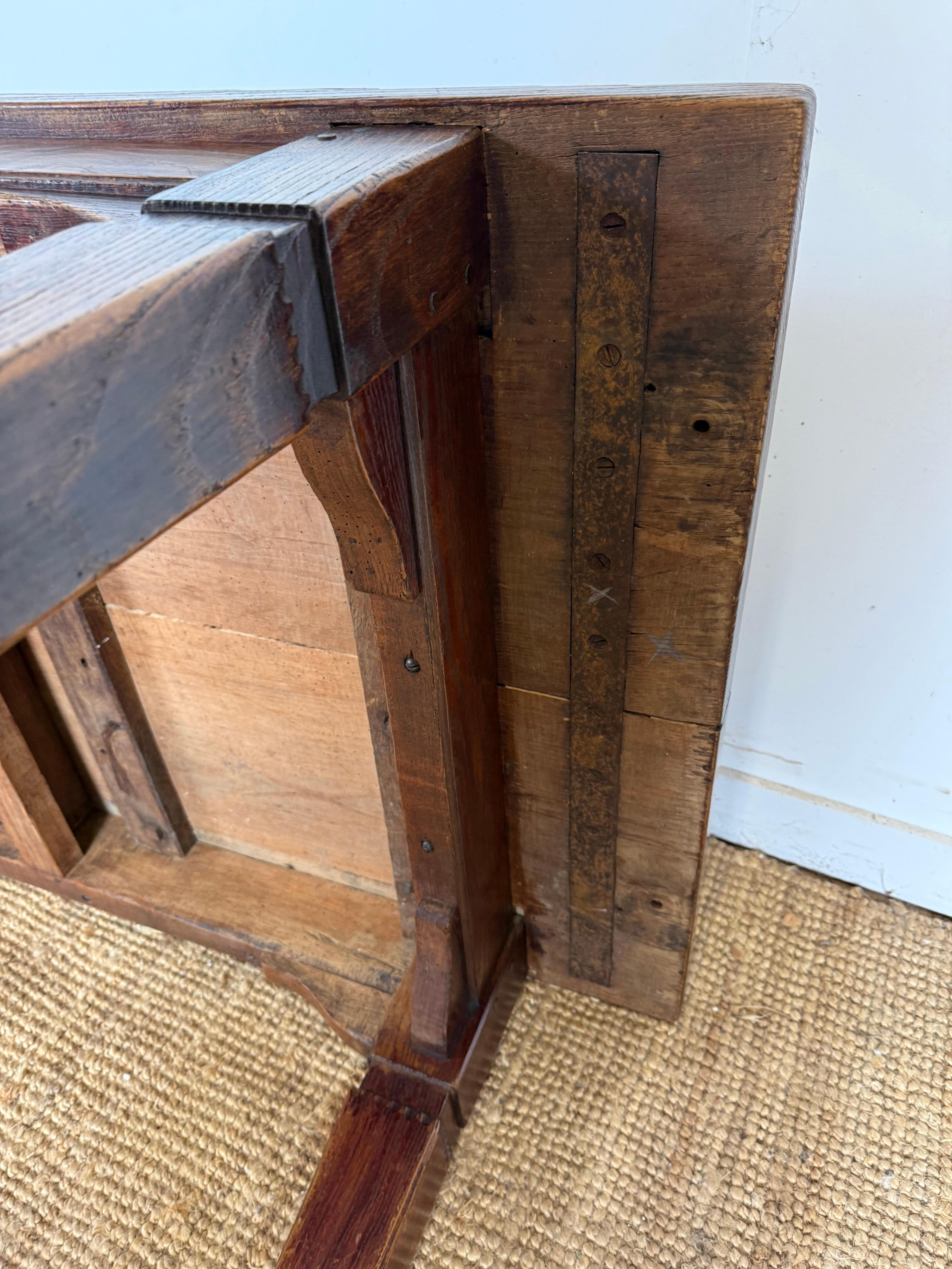 Grande table basse en orme du 19e siècle en vente 9