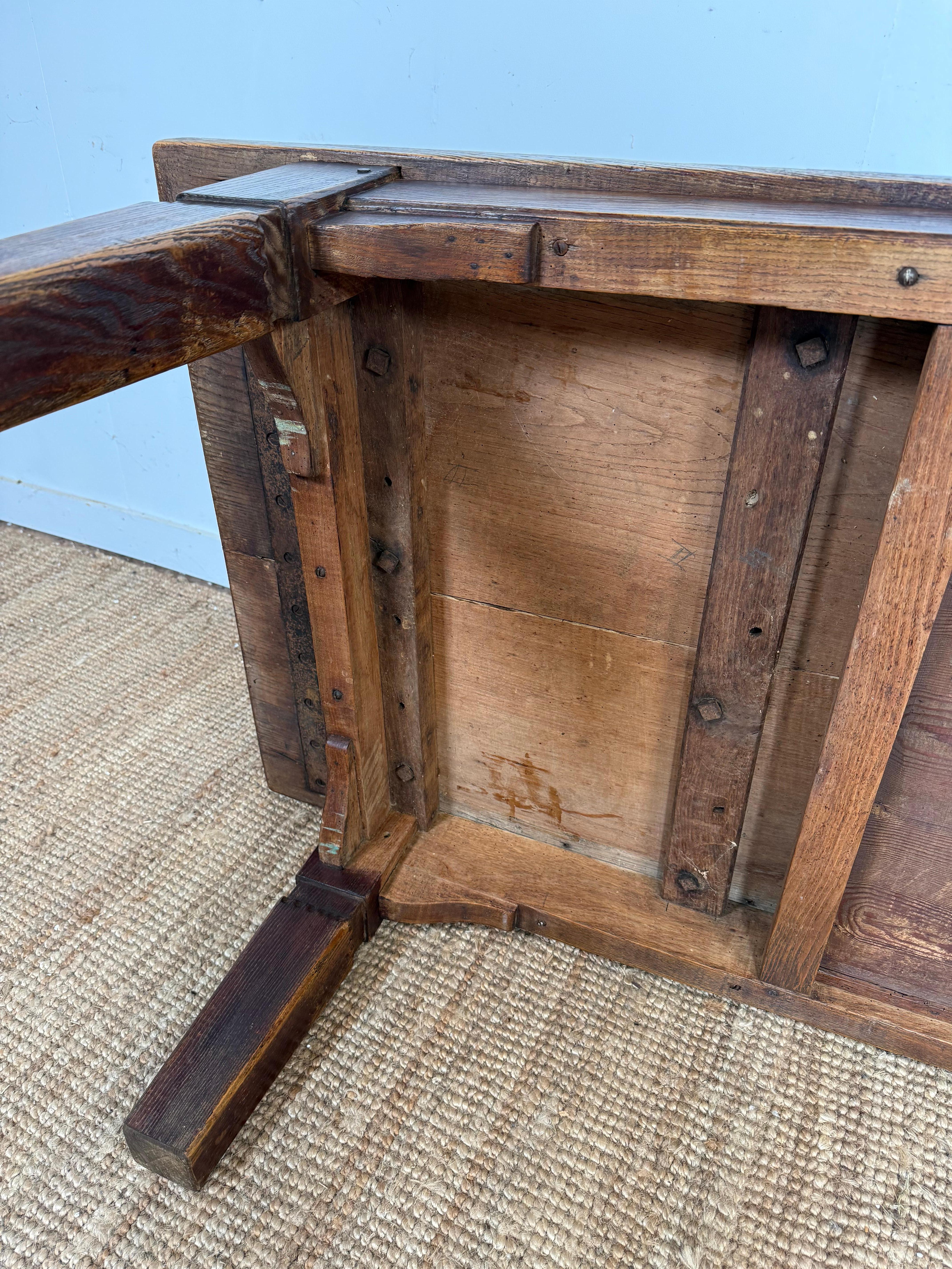 Grande table basse en orme du 19e siècle en vente 10