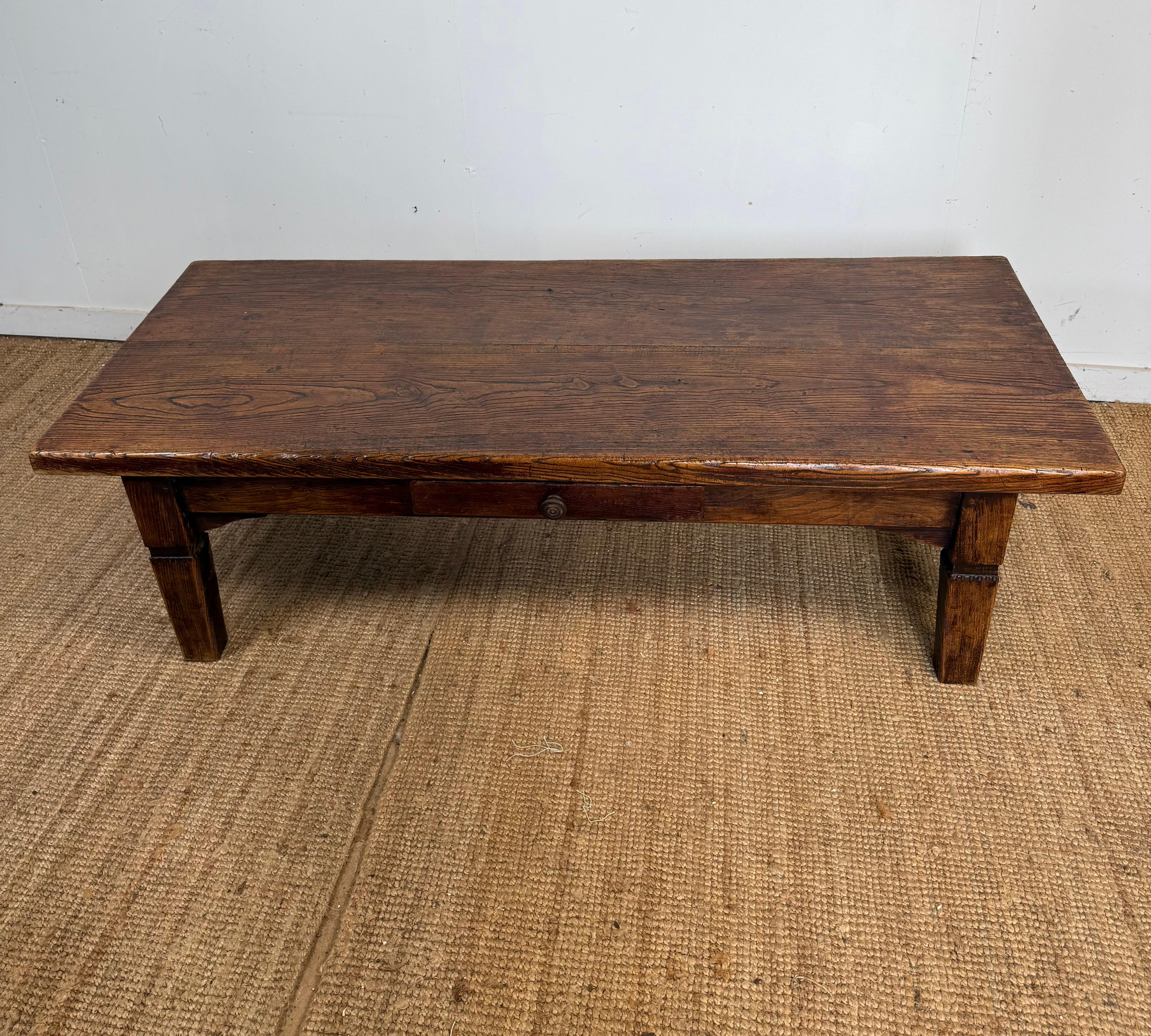Merveilleux exemple de table basse en orme du début du 19e siècle 

Français vers 1840 

Réduite en hauteur nettoyée et cirée polie

185 cm de large 
79 cm de profondeur 
51 cm de haut 