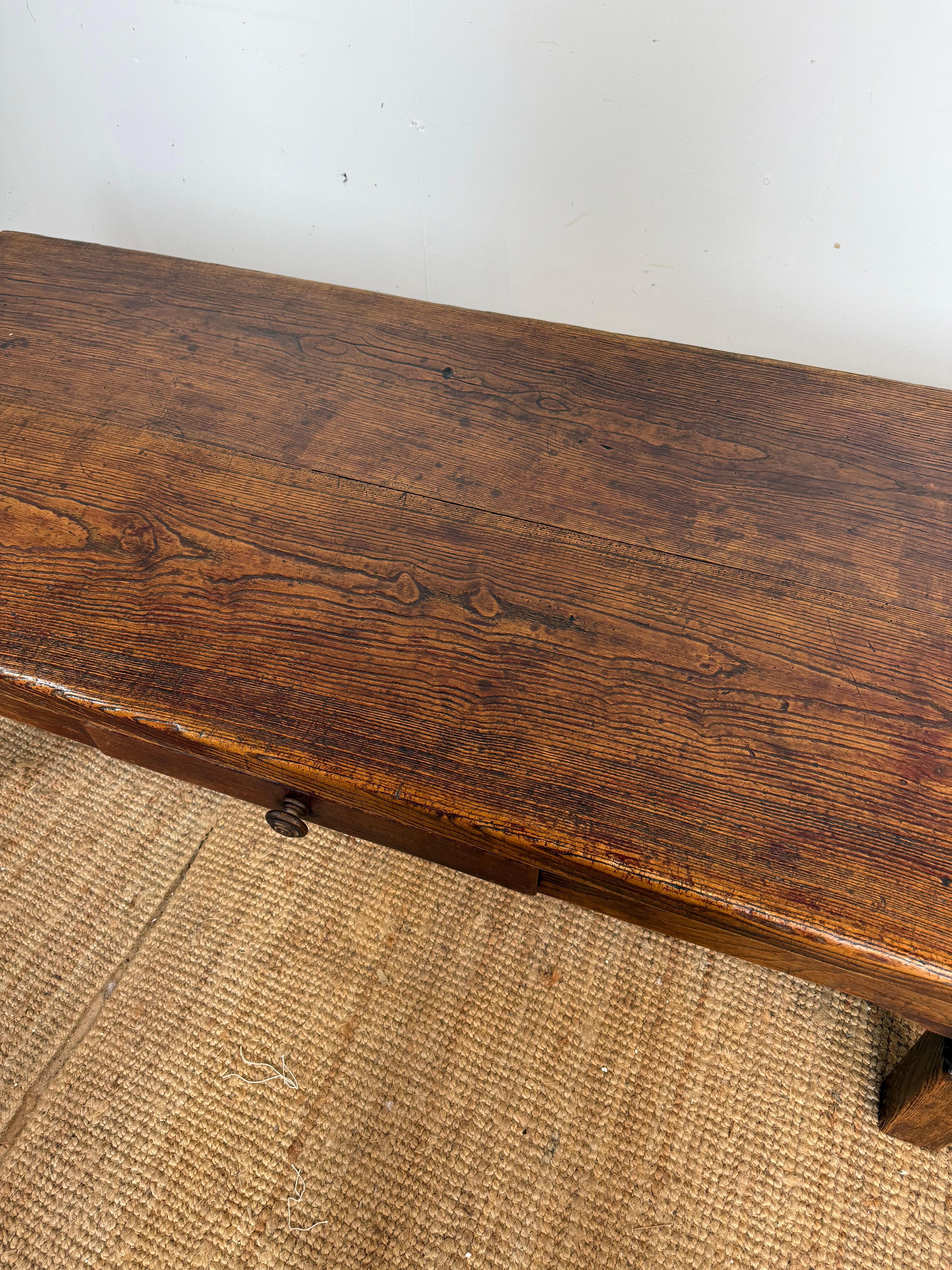 Français Grande table basse en orme du 19e siècle en vente