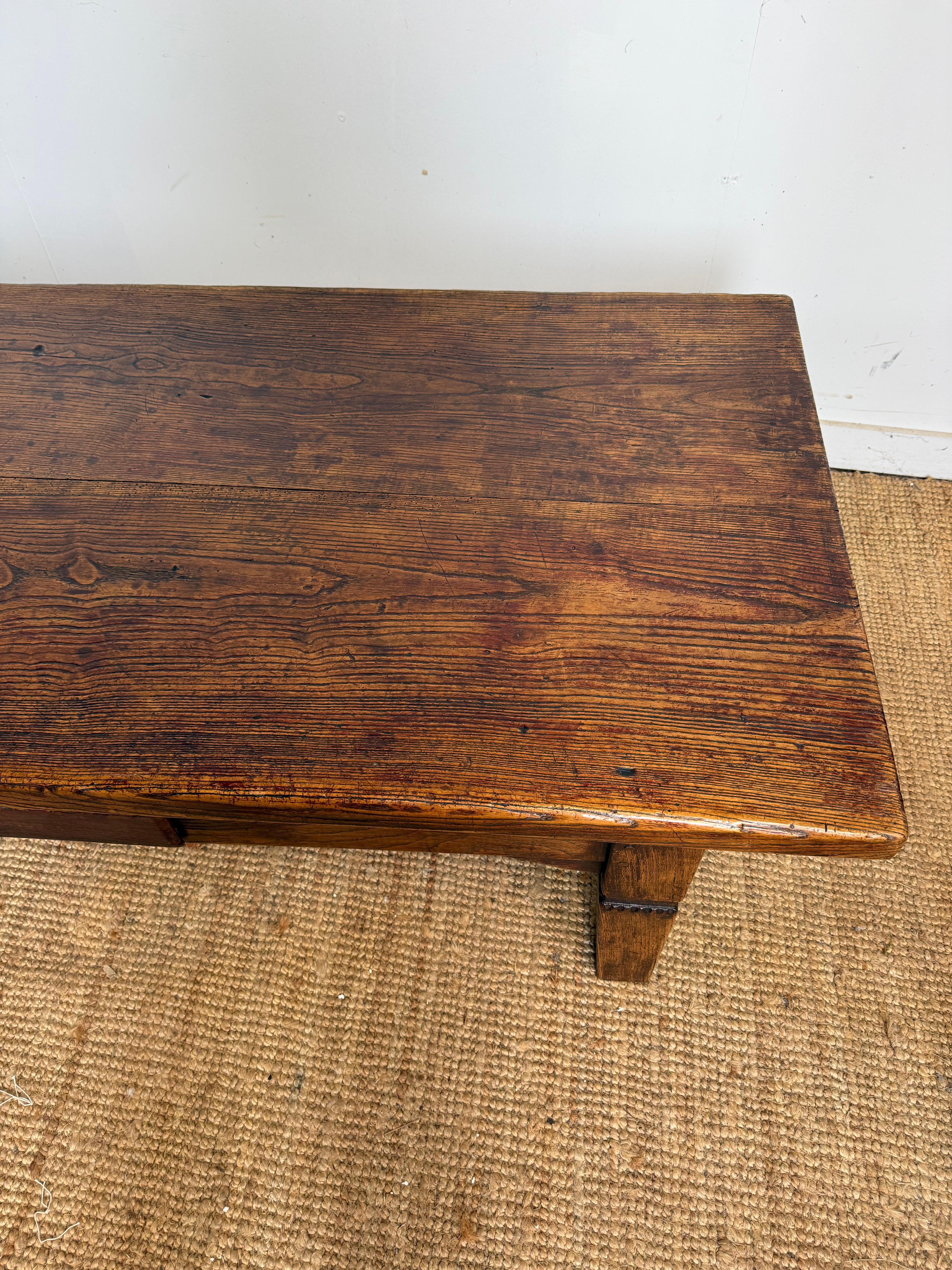 Grande table basse en orme du 19e siècle Bon état - En vente à Budleigh Salterton, GB