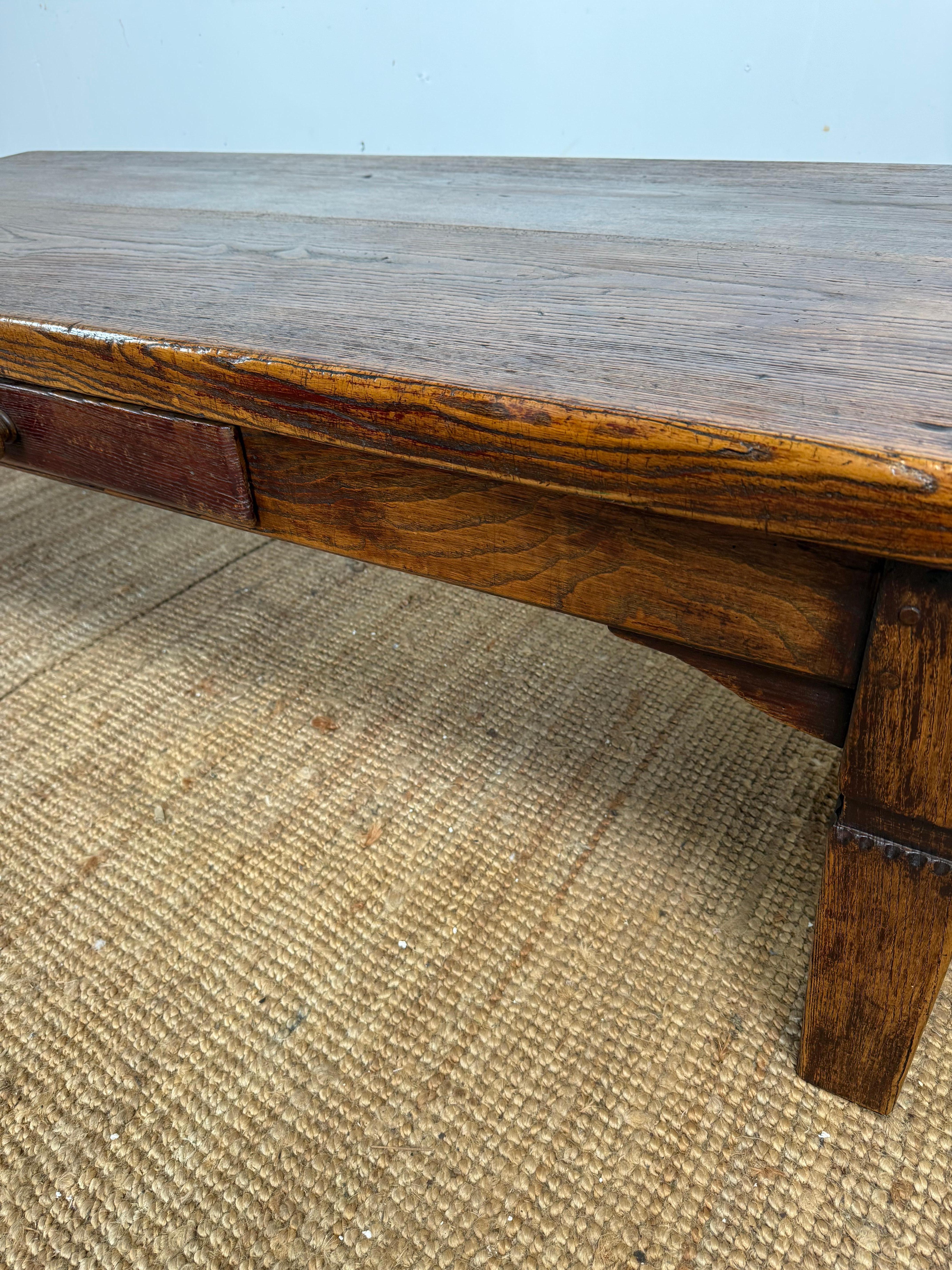 Milieu du XIXe siècle Grande table basse en orme du 19e siècle en vente