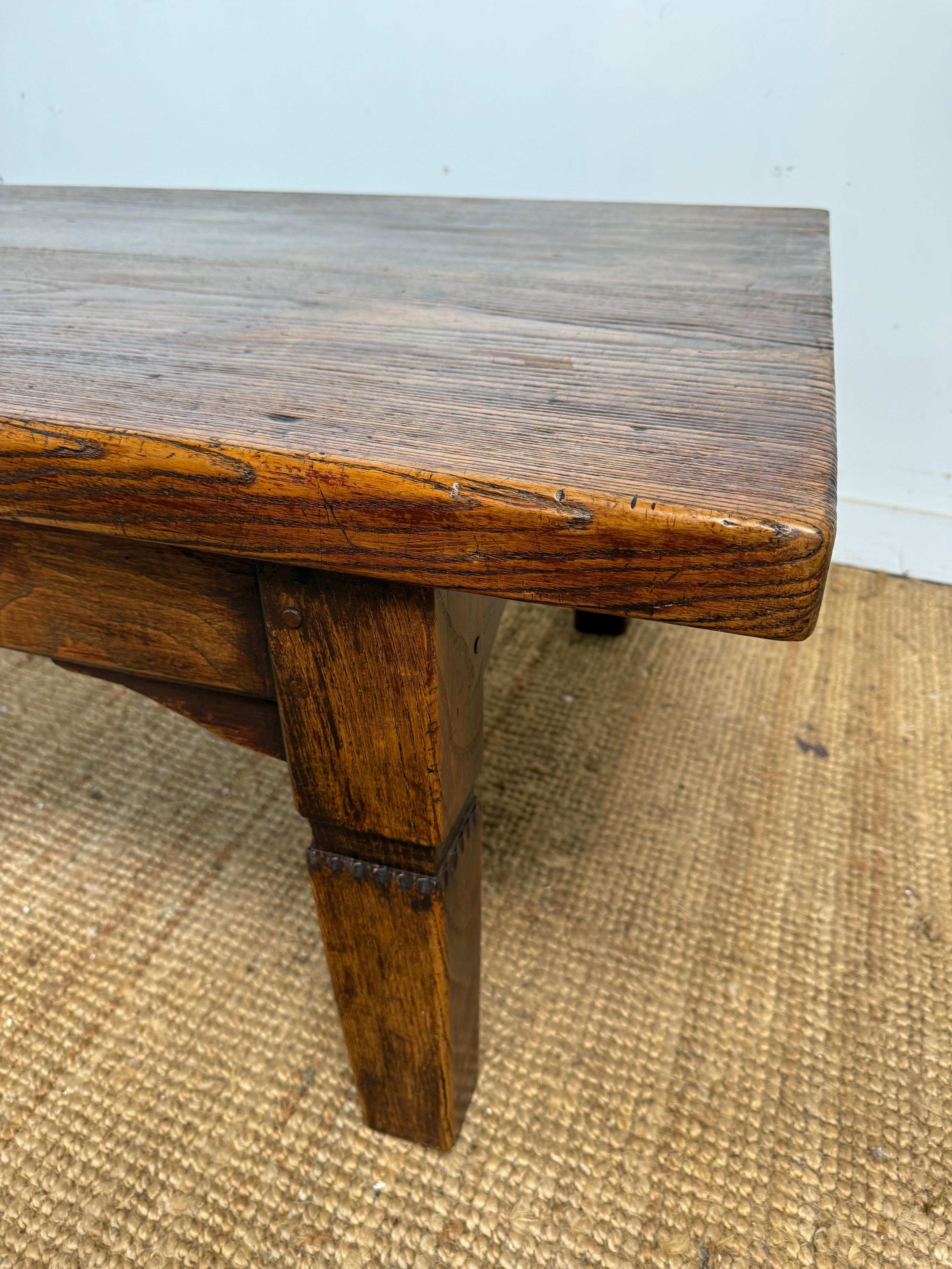 Orme Grande table basse en orme du 19e siècle en vente