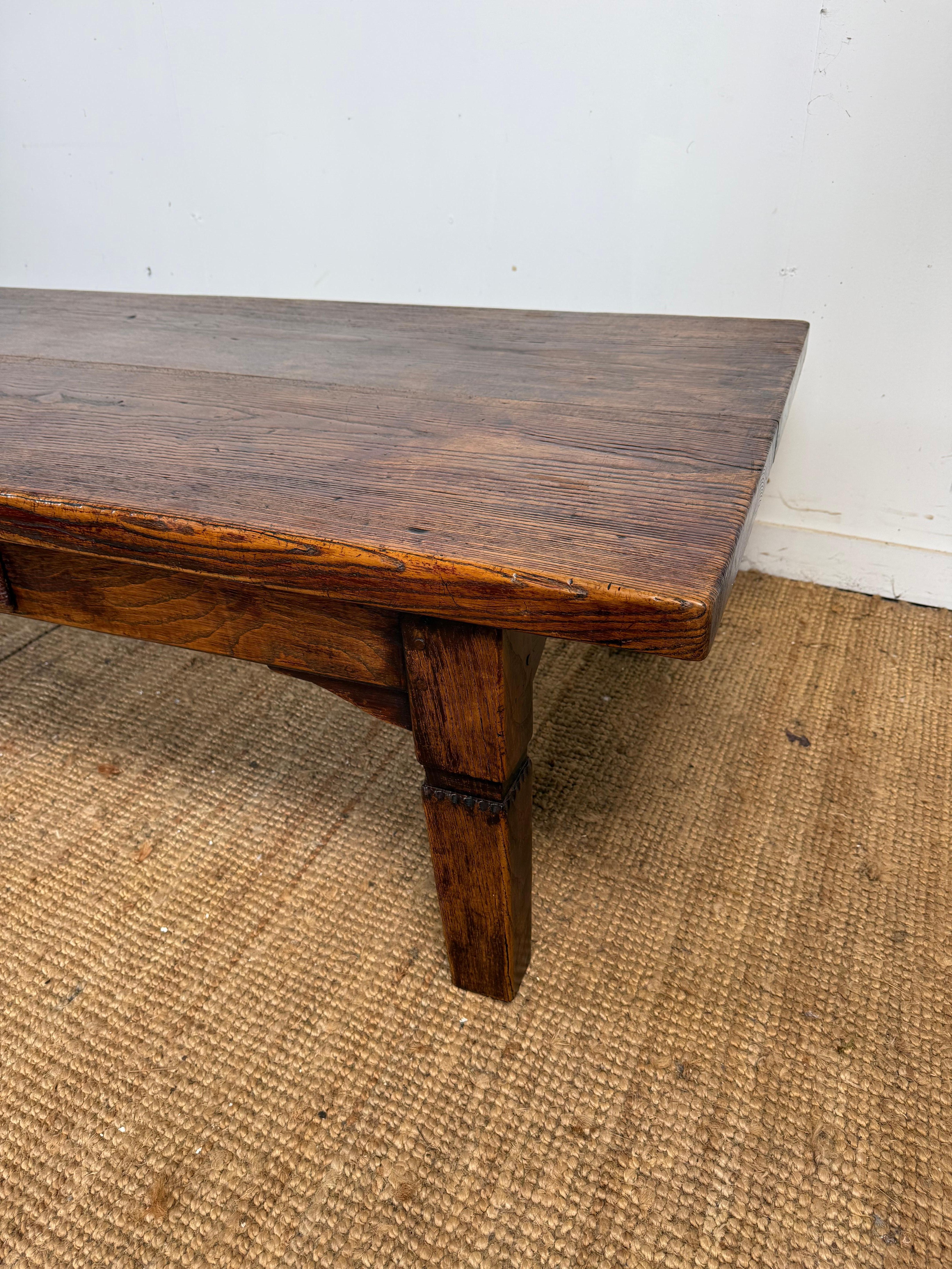 Grande table basse en orme du 19e siècle en vente 1