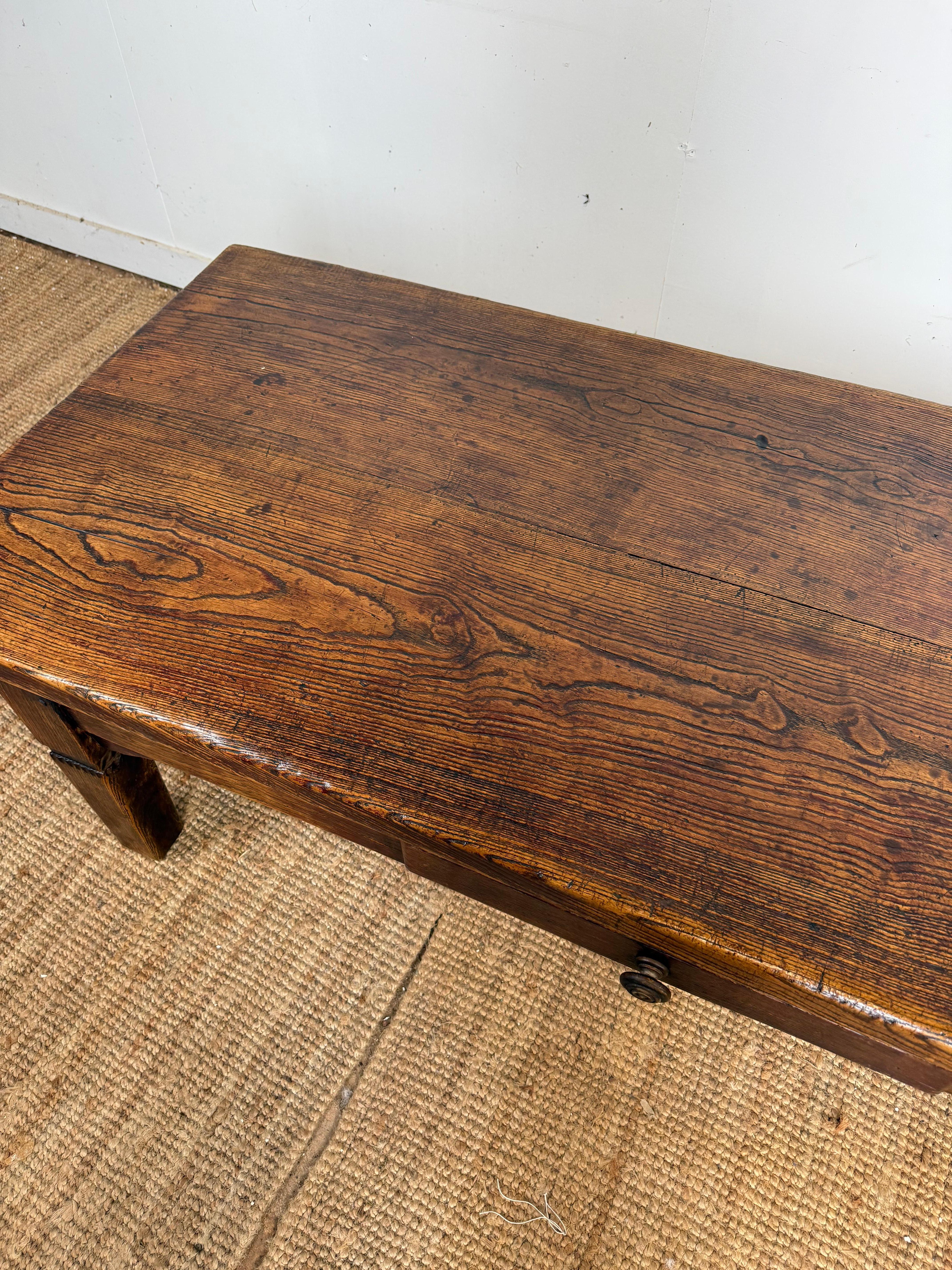 Grande table basse en orme du 19e siècle en vente 2