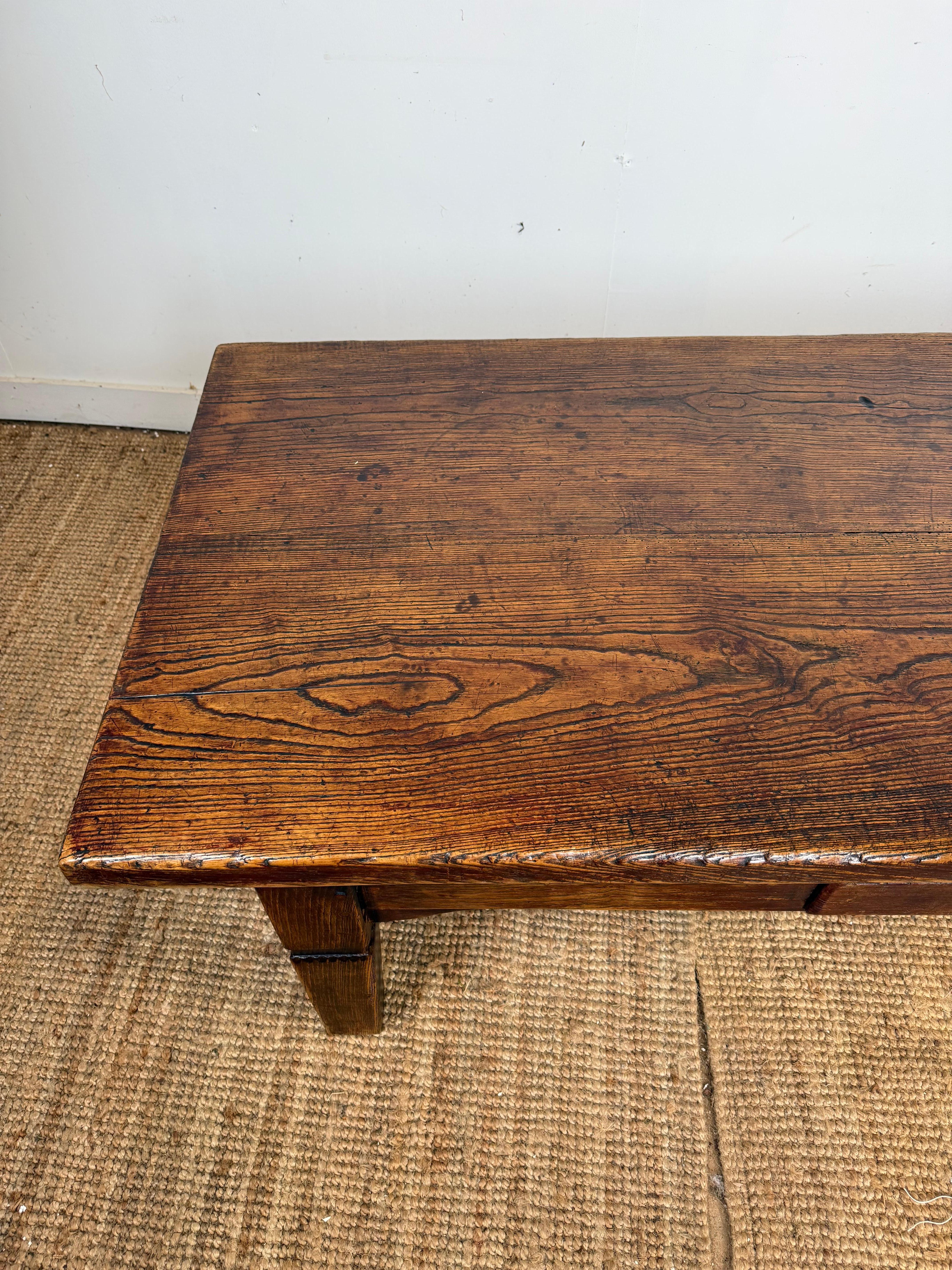 Grande table basse en orme du 19e siècle en vente 3