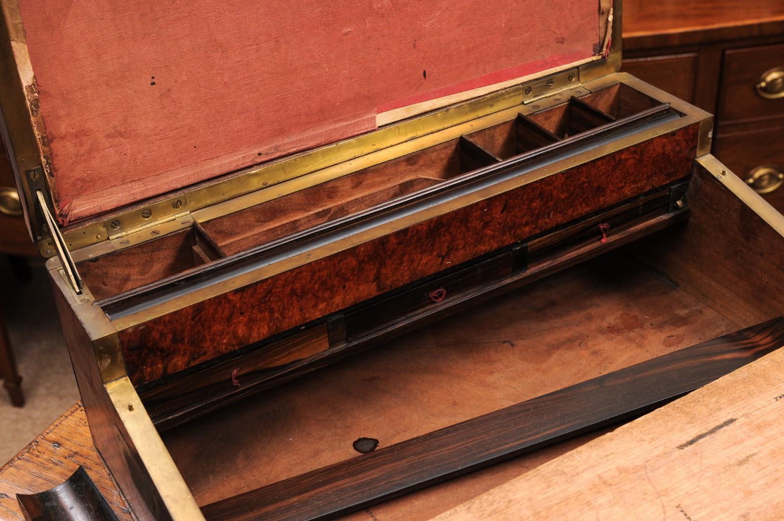 Gran escritorio inglés del siglo XIX de madera de amboyna y latón en venta 6