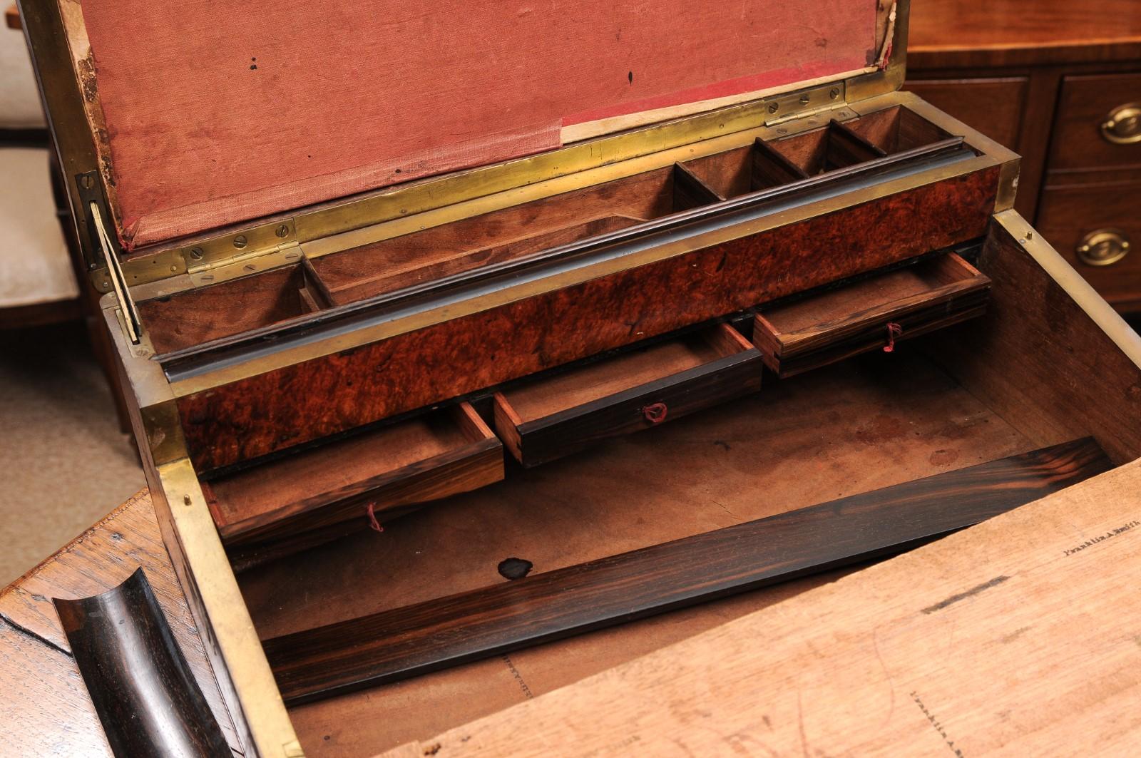 Gran escritorio inglés del siglo XIX de madera de amboyna y latón en venta 7