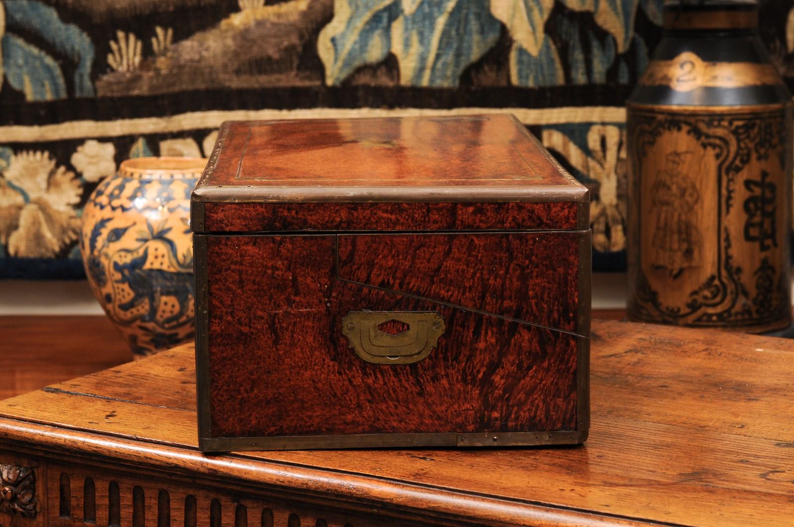 Gran escritorio inglés del siglo XIX de madera de amboyna y latón en venta 8