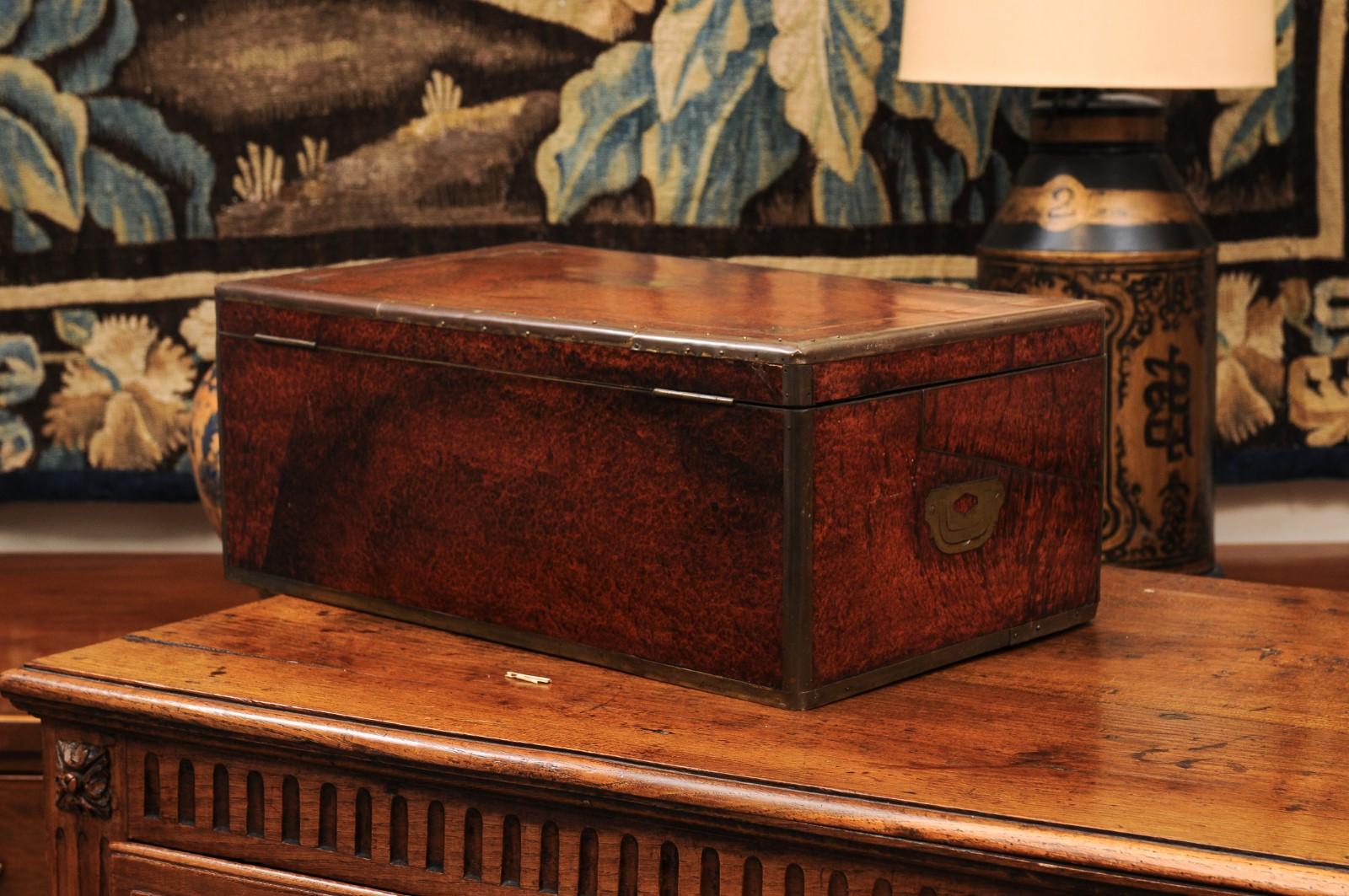 Gran escritorio inglés del siglo XIX de madera de amboyna y latón en venta 9