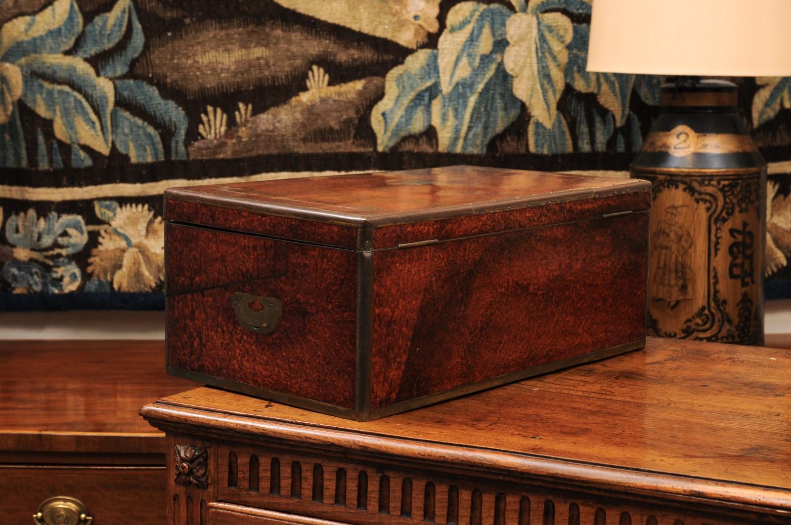 Gran escritorio inglés del siglo XIX de madera de amboyna y latón en venta 11