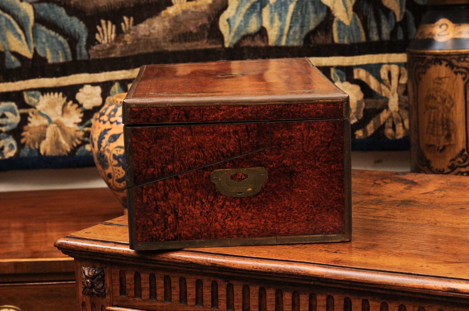 Gran escritorio inglés del siglo XIX de madera de amboyna y latón en venta 12