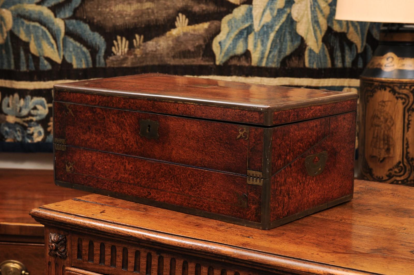 Gran escritorio inglés del siglo XIX de madera de amboyna y latón en venta 13