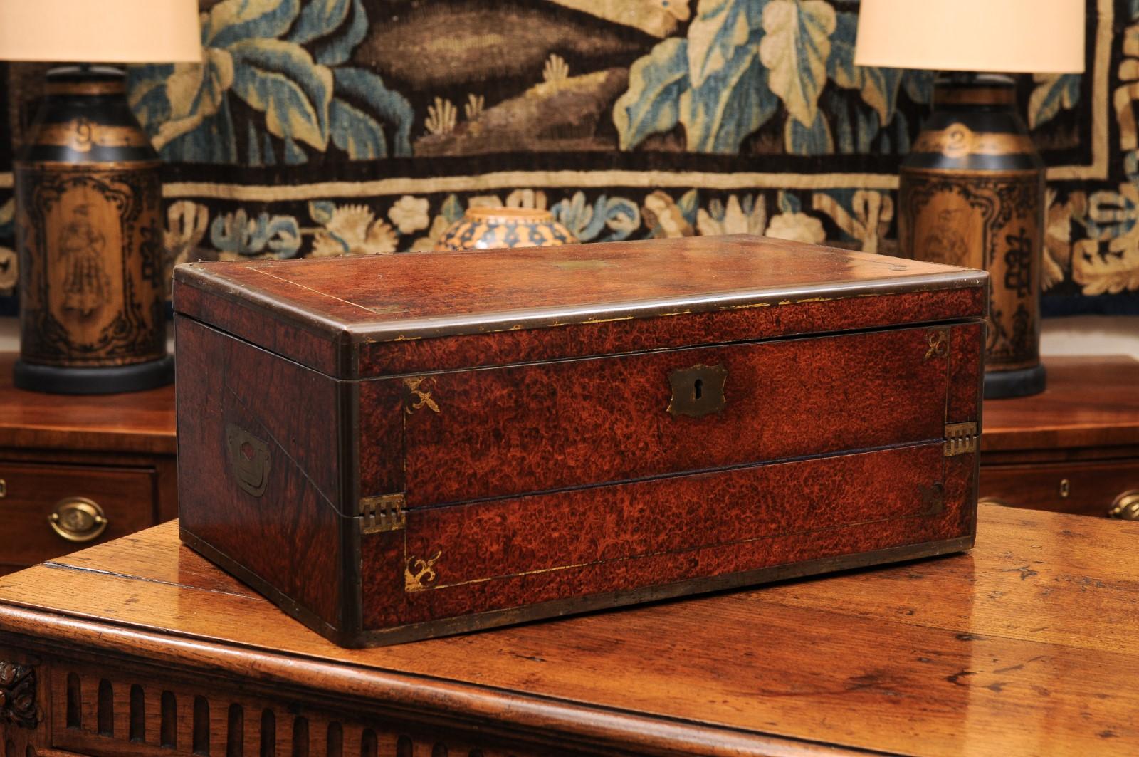 Gran escritorio inglés del siglo XIX de madera de amboyna y latón Inglés en venta