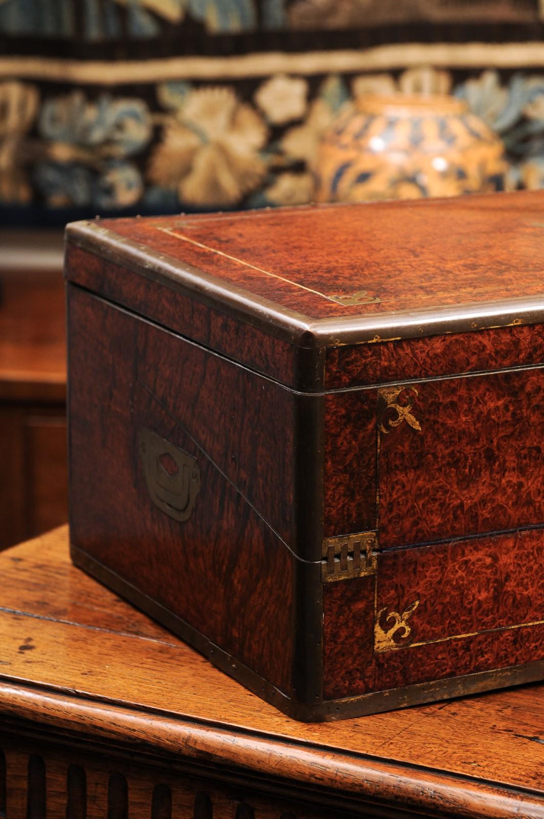 Gran escritorio inglés del siglo XIX de madera de amboyna y latón en Bastante bueno estado para la venta en Atlanta, GA
