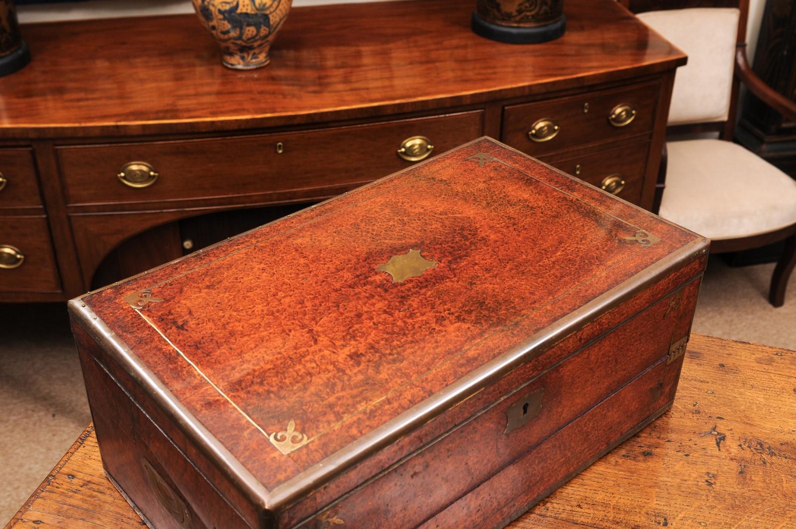 Gran escritorio inglés del siglo XIX de madera de amboyna y latón Latón en venta
