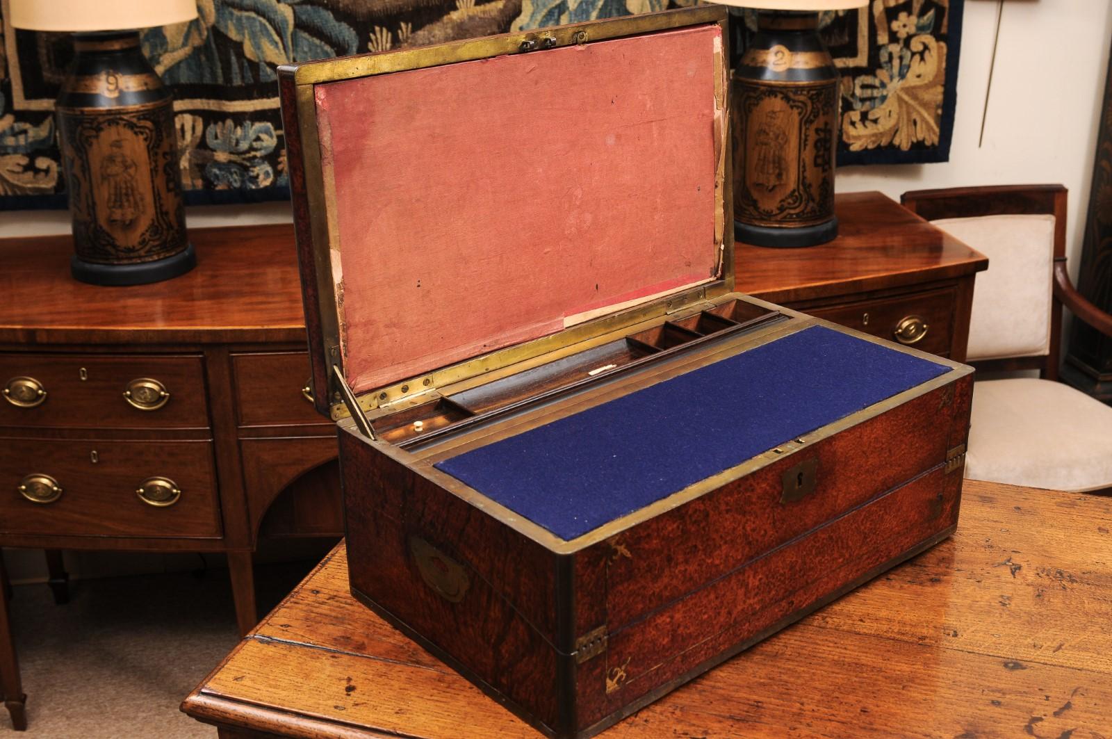 Gran escritorio inglés del siglo XIX de madera de amboyna y latón en venta 1