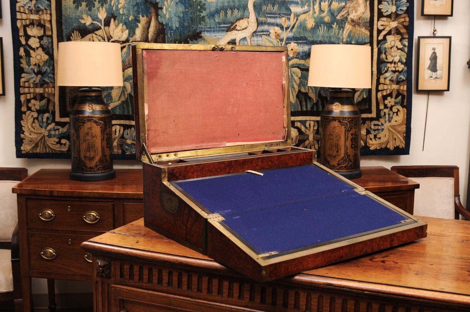 Gran escritorio inglés del siglo XIX de madera de amboyna y latón en venta 2