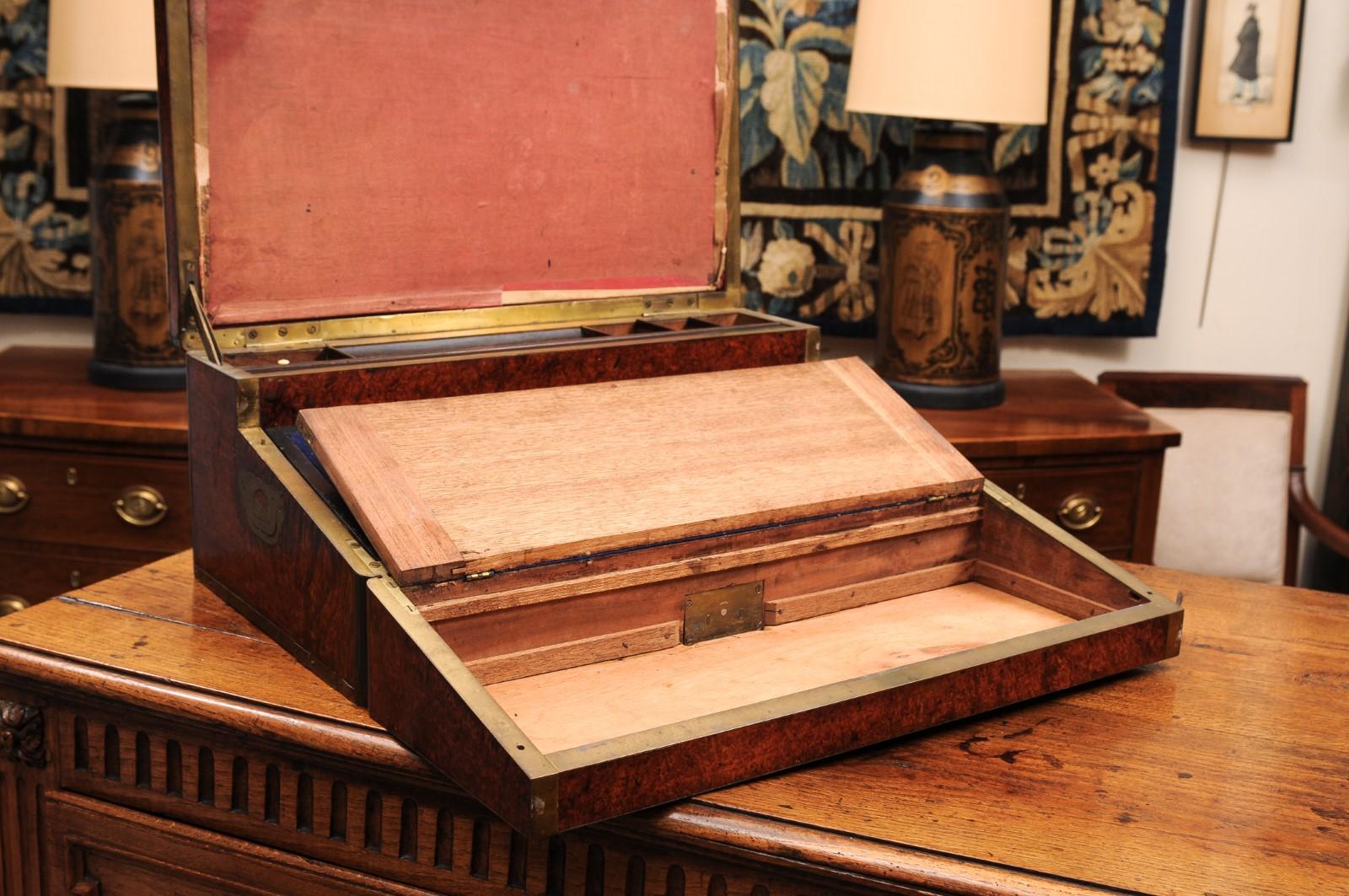Gran escritorio inglés del siglo XIX de madera de amboyna y latón en venta 3