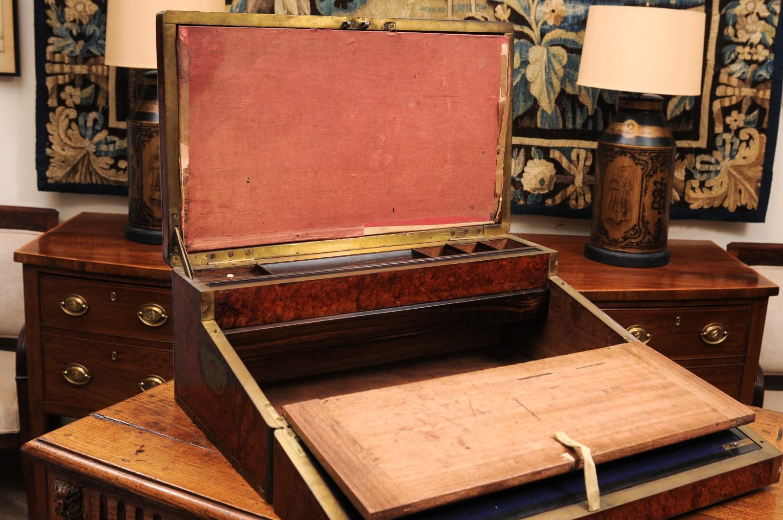 Gran escritorio inglés del siglo XIX de madera de amboyna y latón en venta 4