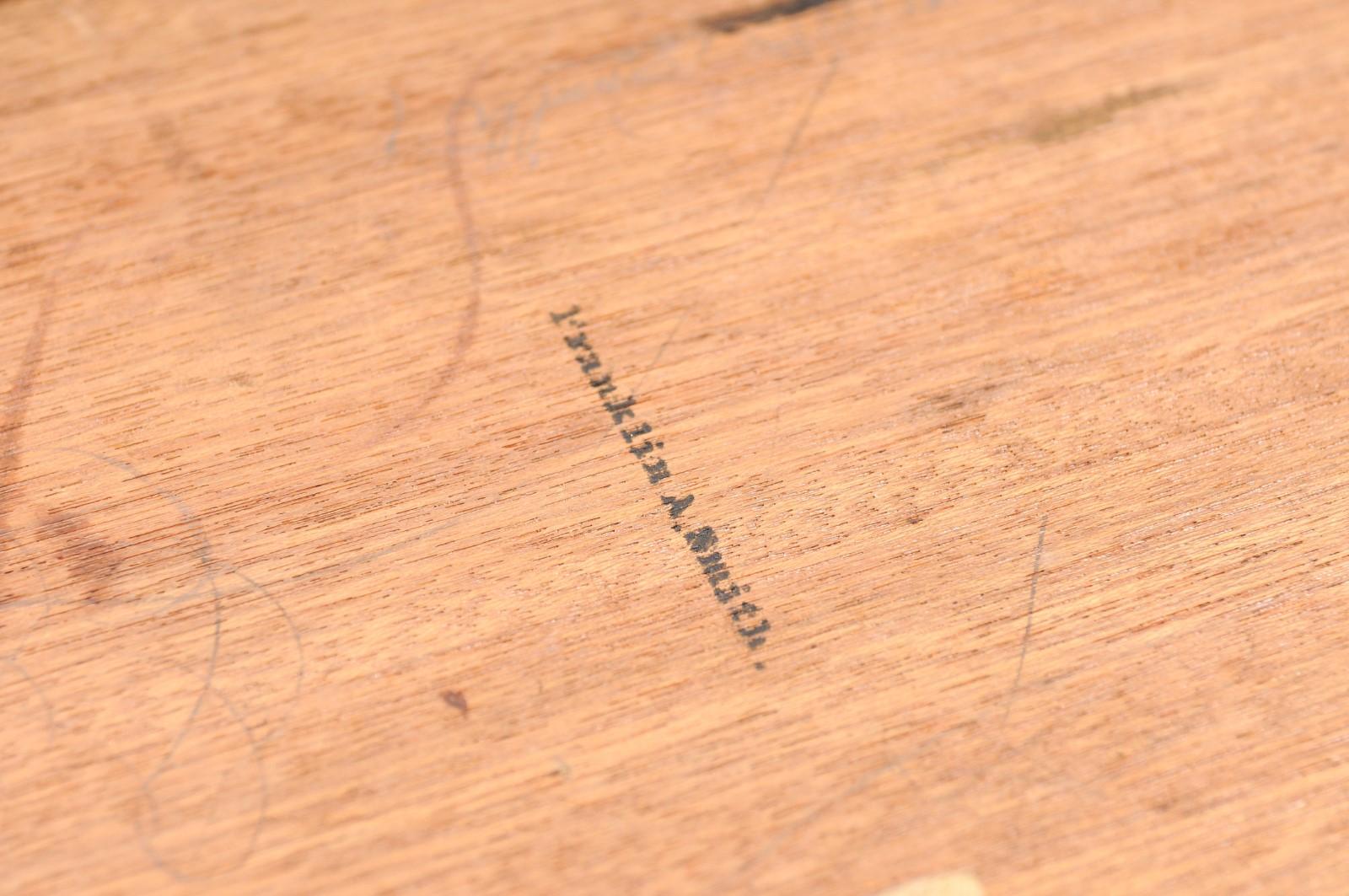 Gran escritorio inglés del siglo XIX de madera de amboyna y latón en venta 5
