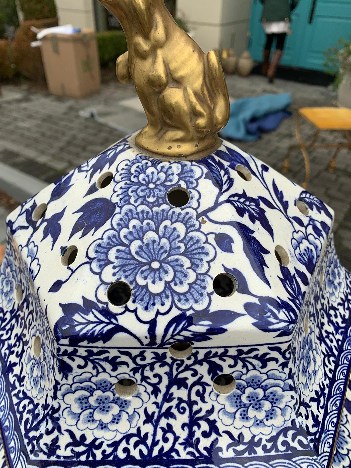 Large 19th Century English Blue and White Porcelain Potpourri with Lion Heads 8