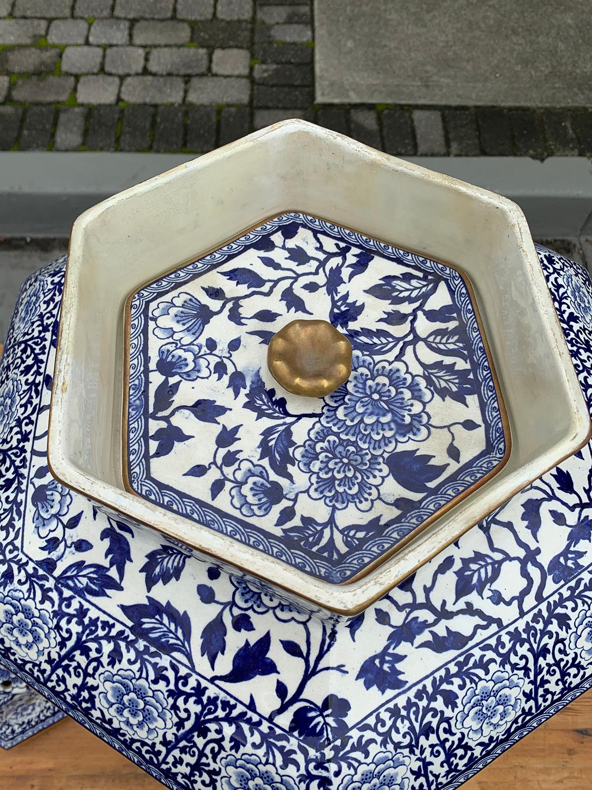 Large 19th Century English Blue and White Porcelain Potpourri with Lion Heads 12