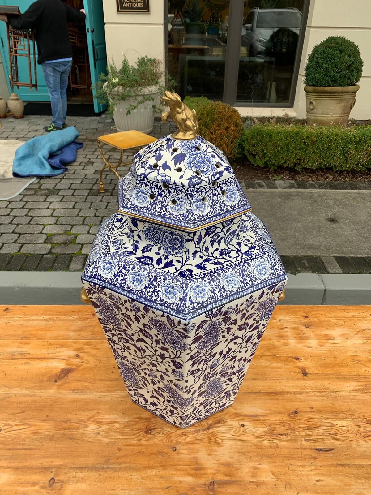 Large 19th Century English Blue and White Porcelain Potpourri with Lion Heads 2