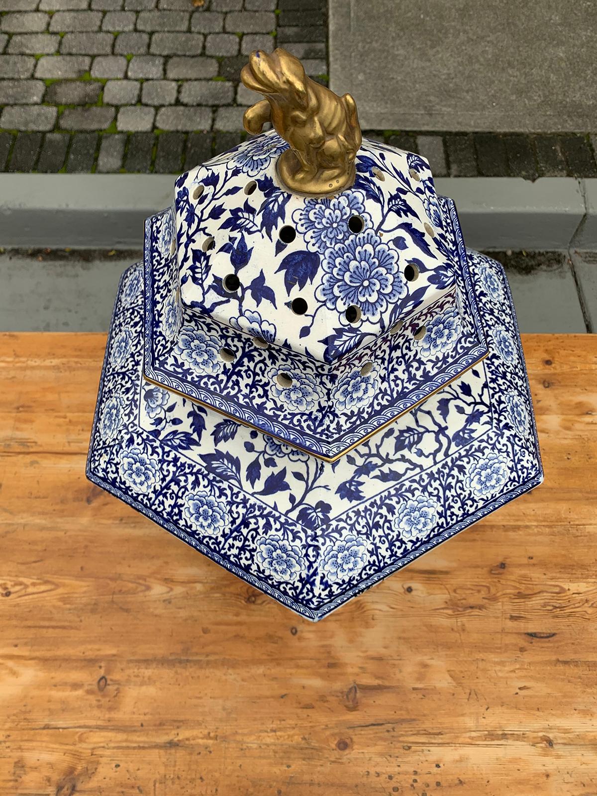 Large 19th Century English Blue and White Porcelain Potpourri with Lion Heads 3