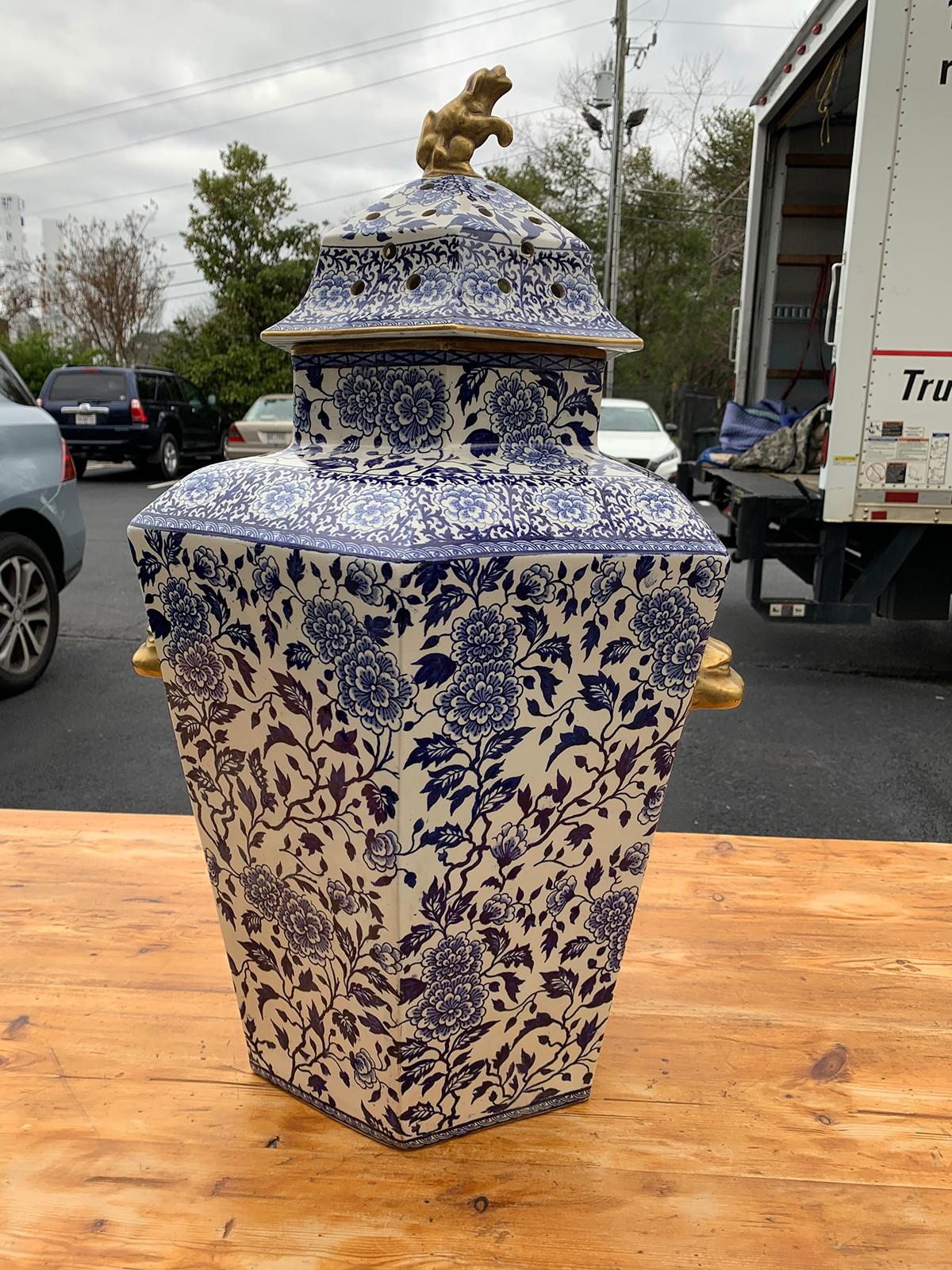 Large 19th Century English Blue and White Porcelain Potpourri with Lion Heads 5