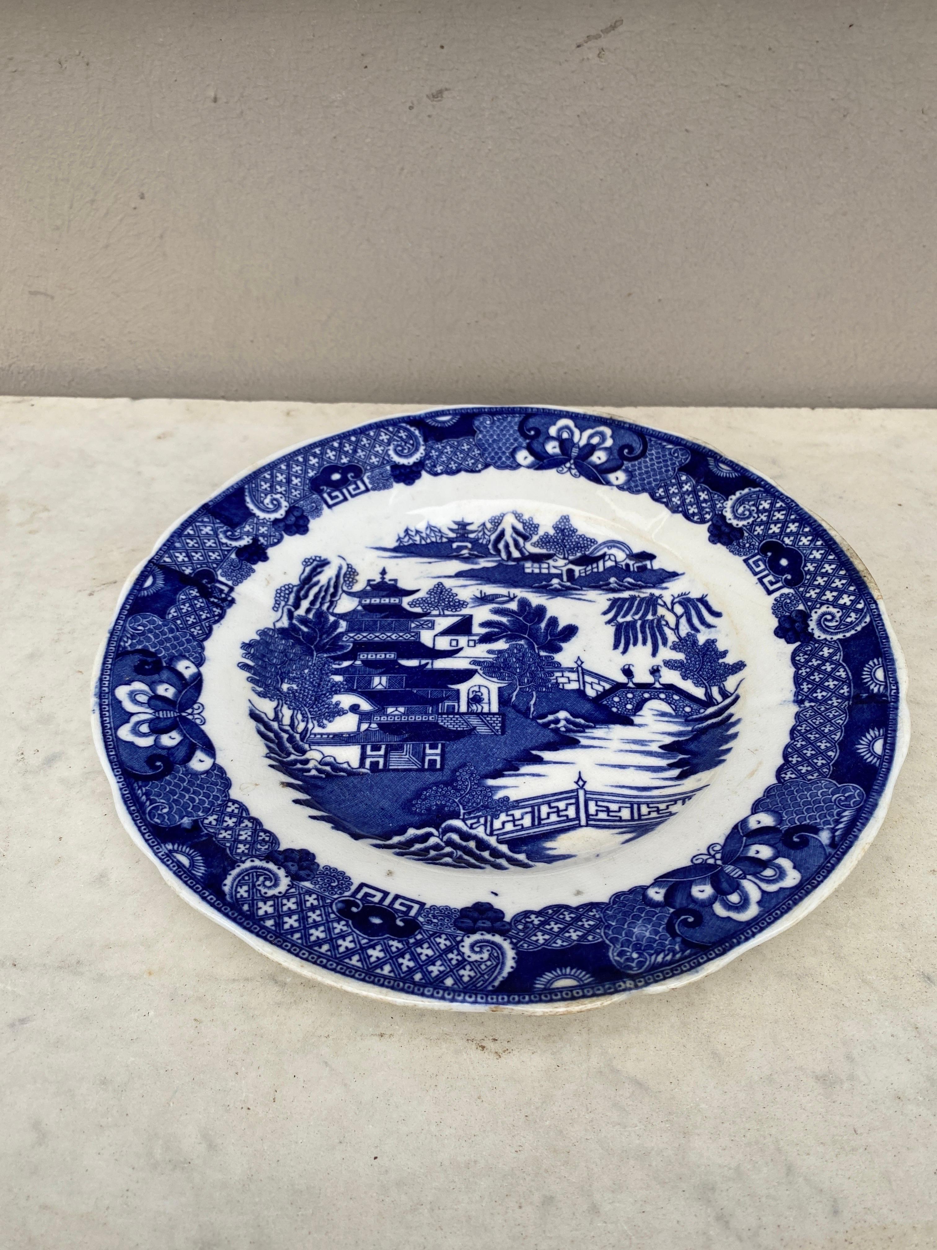 Assiette bleue et blanche de style Chinoiserie anglaise du 19e siècle.
9,5 pouces de diamètre.