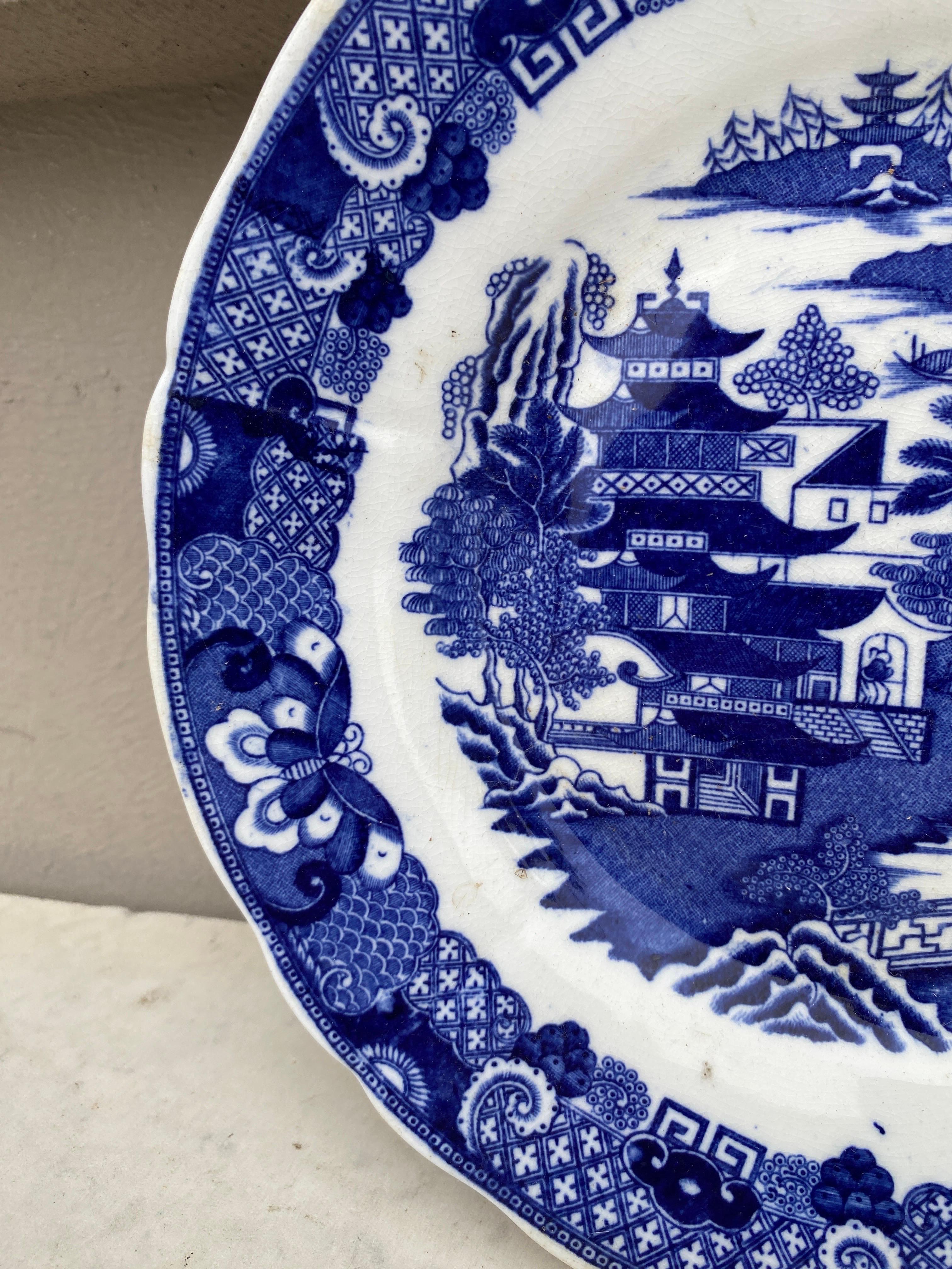 Victorien Grande assiette bleue et blanche de Chinoiserie anglaise du 19ème siècle en vente
