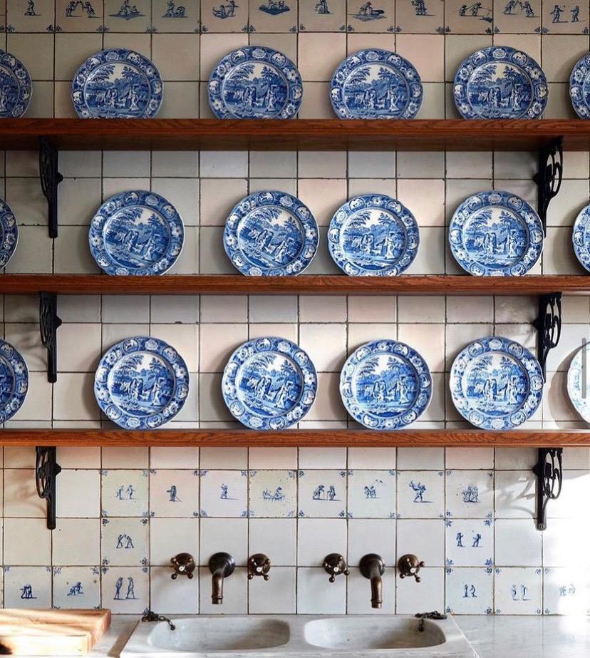 Grande assiette bleue et blanche de Chinoiserie anglaise du 19ème siècle en vente 1
