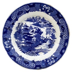 Grande assiette bleue et blanche de Chinoiserie anglaise du 19ème siècle