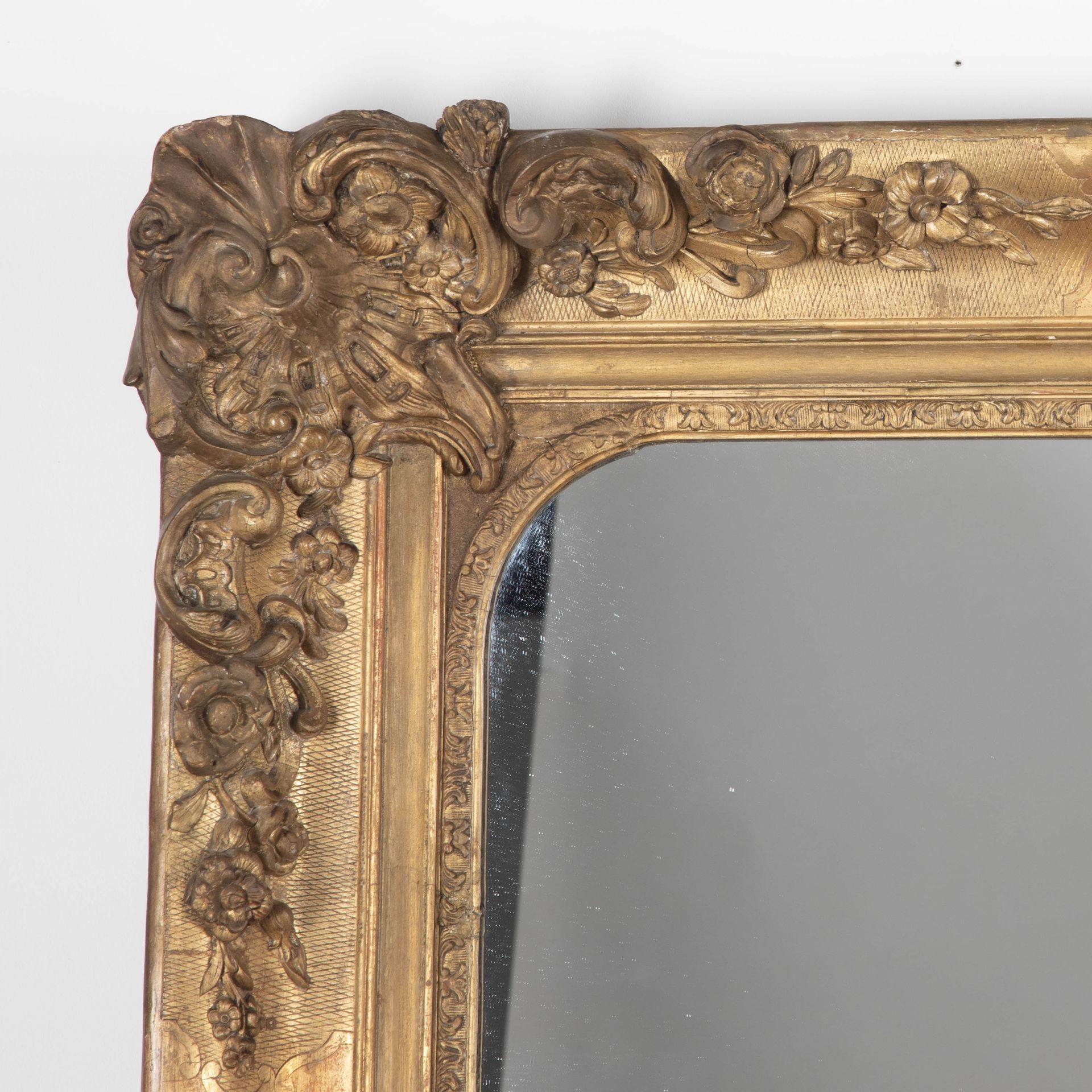 Grand miroir à encadrement doré du 19e siècle, avec gesso orné.
Très inhabituel, il a des dimensions presque carrées avec une section profonde et un dos à panneaux.
Circa 1860.