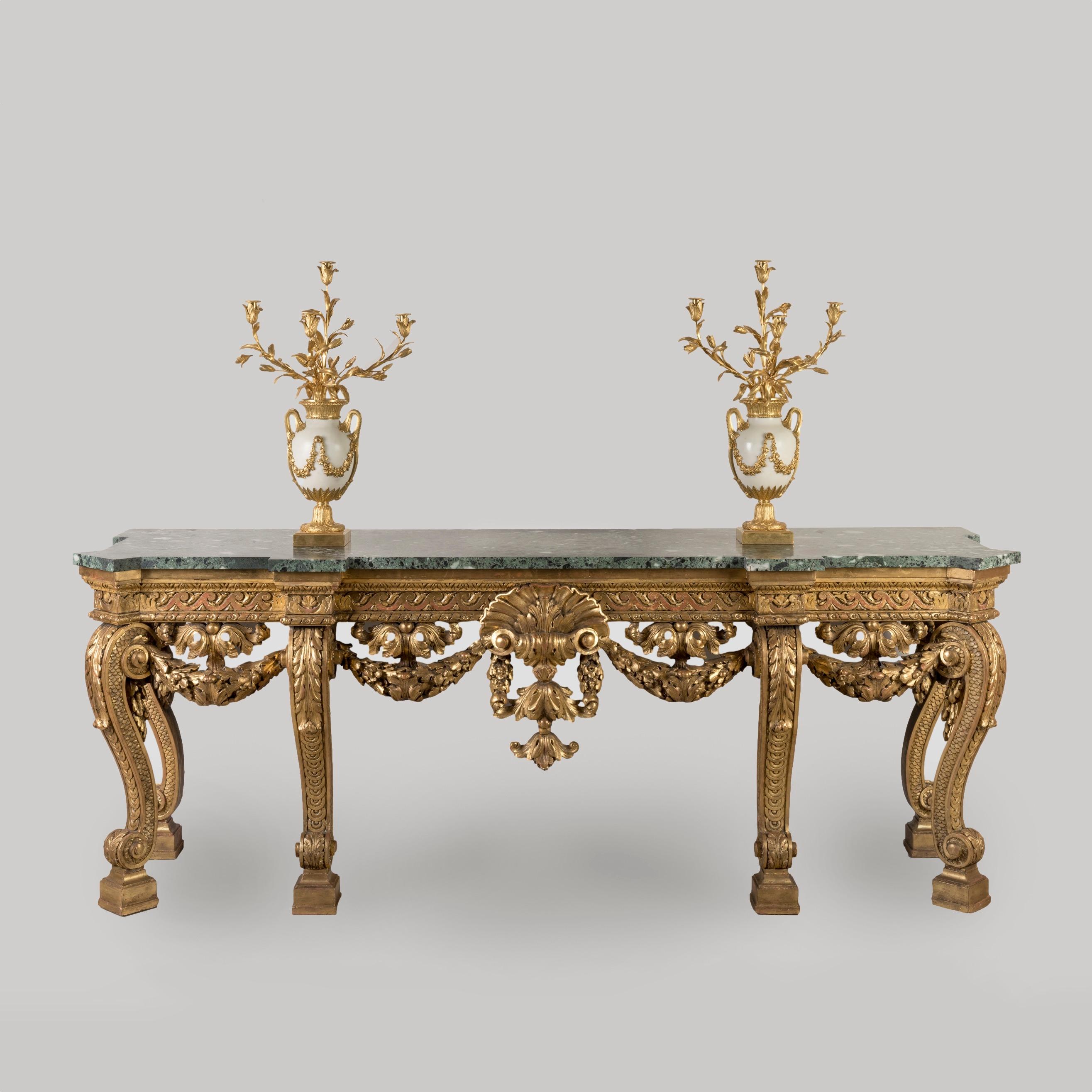Une grande table console
D'après le Design/One de William Kent

De proportions majestueuses et construites en bois sculpté et doré, avec six pieds cabriole sur des pieds blocs à volutes, habillés de feuilles d'acanthe, avec des guillochis sur les