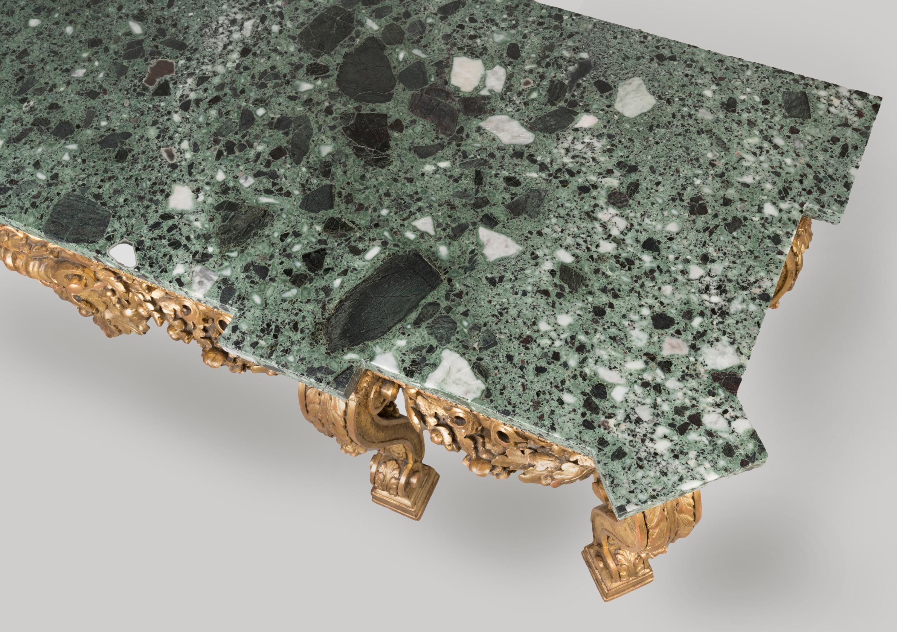 Marbre Grande table console en bois doré anglais du 19e siècle dans le style de William Kent en vente