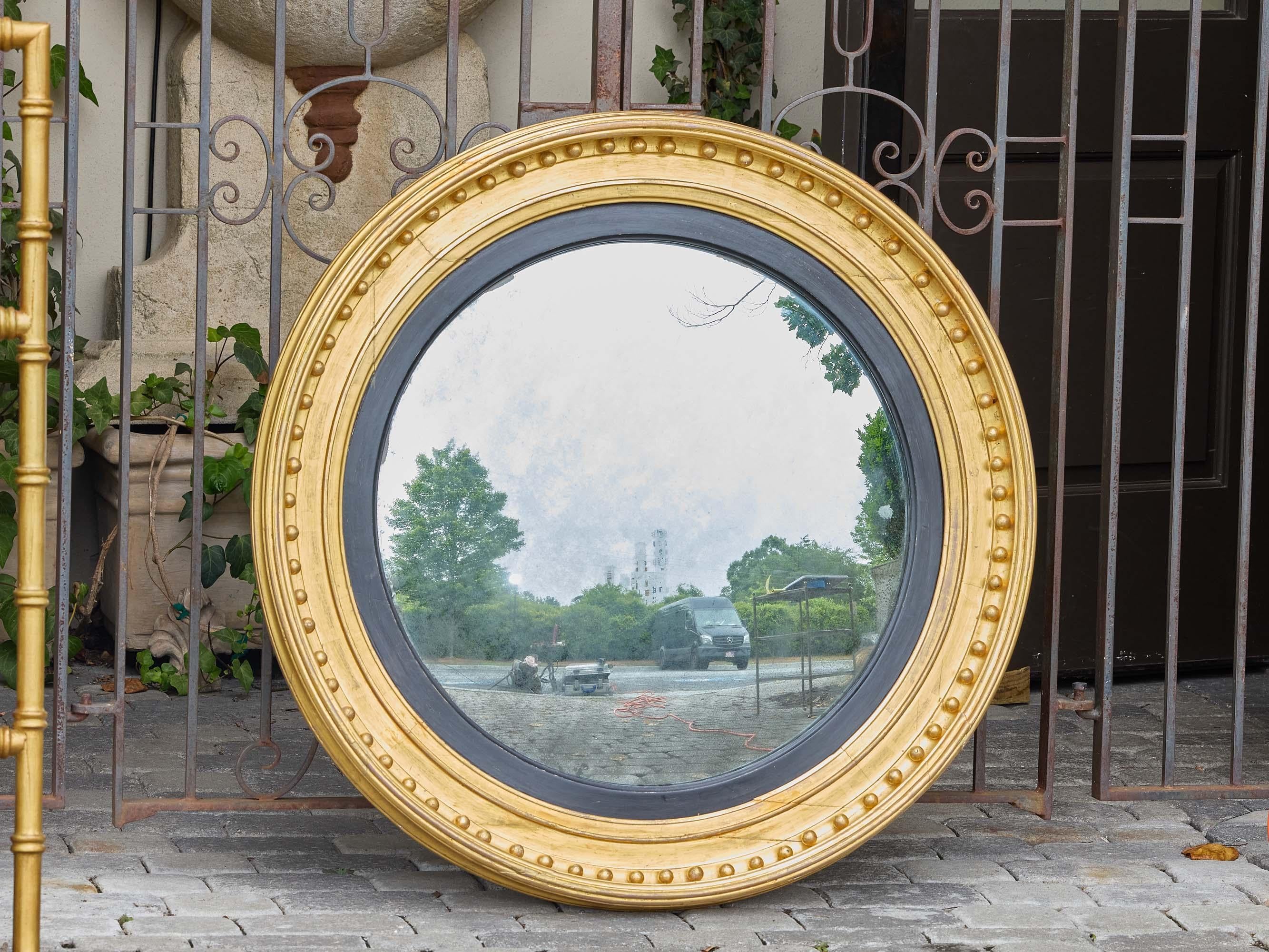 Grande specchio convesso in legno dorato inglese del XIX secolo con finiture interne ebanizzate in vendita 4