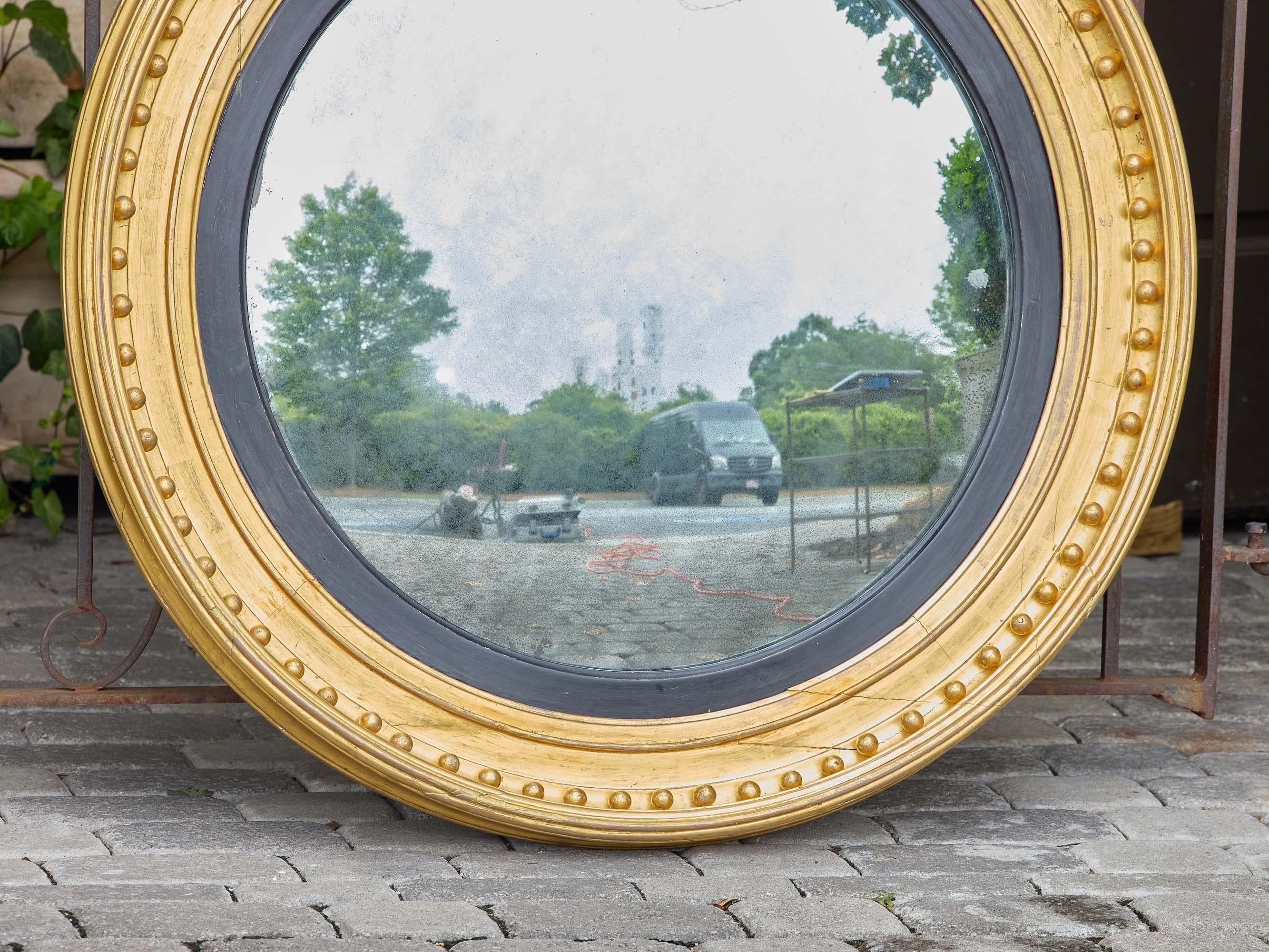 Grande specchio convesso in legno dorato inglese del XIX secolo con finiture interne ebanizzate In condizioni buone in vendita a Atlanta, GA