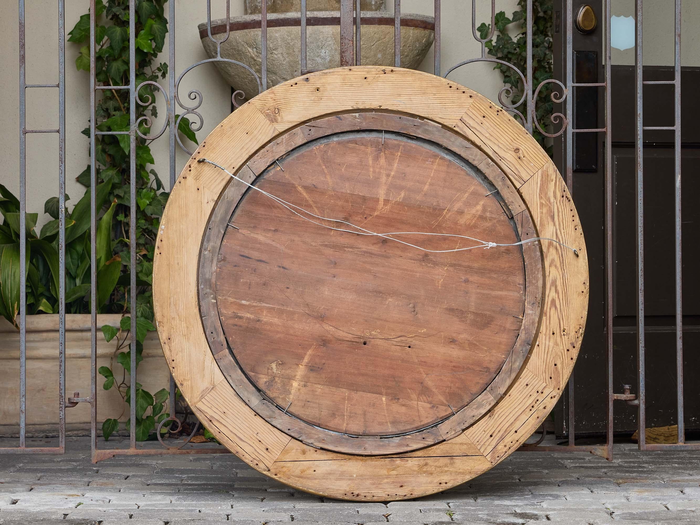 Grande specchio convesso in legno dorato inglese del XIX secolo con finiture interne ebanizzate in vendita 2